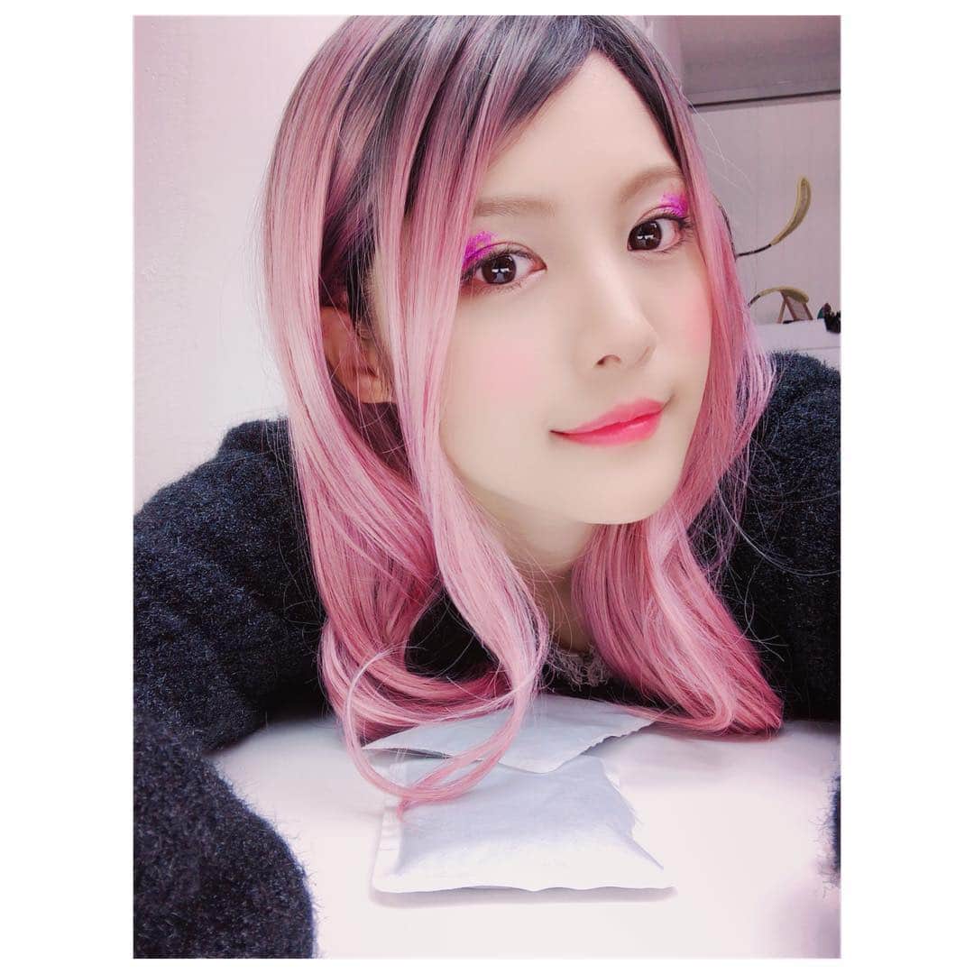 美沙玲奈のインスタグラム：「ピンク大好き！おめめキラキラ！ #シネマの国 #pink #makeup」