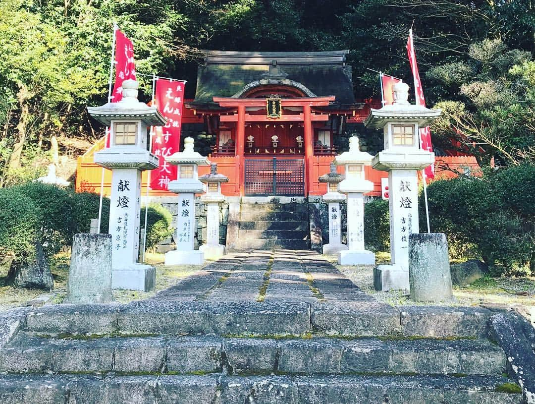 小嶋晶子さんのインスタグラム写真 - (小嶋晶子Instagram)「Last Saturday, my mom and I went to the Abe-Monjuin temple in Nara. The Abe-Monjuin Temple is one of the oldest Buddhist temples in Japan. We also went to worship Ukiumi-do Hall. (The main god of worship of this hall is Benzaiten, a deity which brings good luck.) We did ‘Shichi mairi’ there. The Shichi mairi prayer is where you walk around the hall seven times while praying, each time, for a wish to come true. I hope my mom’s wish comes true.  母と一緒に安倍文殊院へ。本堂を参拝後に浮御堂にて七参り。ぼけ封じ...神様お願いしますょ🥺🙏 #安倍文殊院 #ぼけ封じ #浮御堂 #奈良 #日本 #abemonjuintemple #nara #japan #🇯🇵」3月15日 21時25分 - kojimamajiko