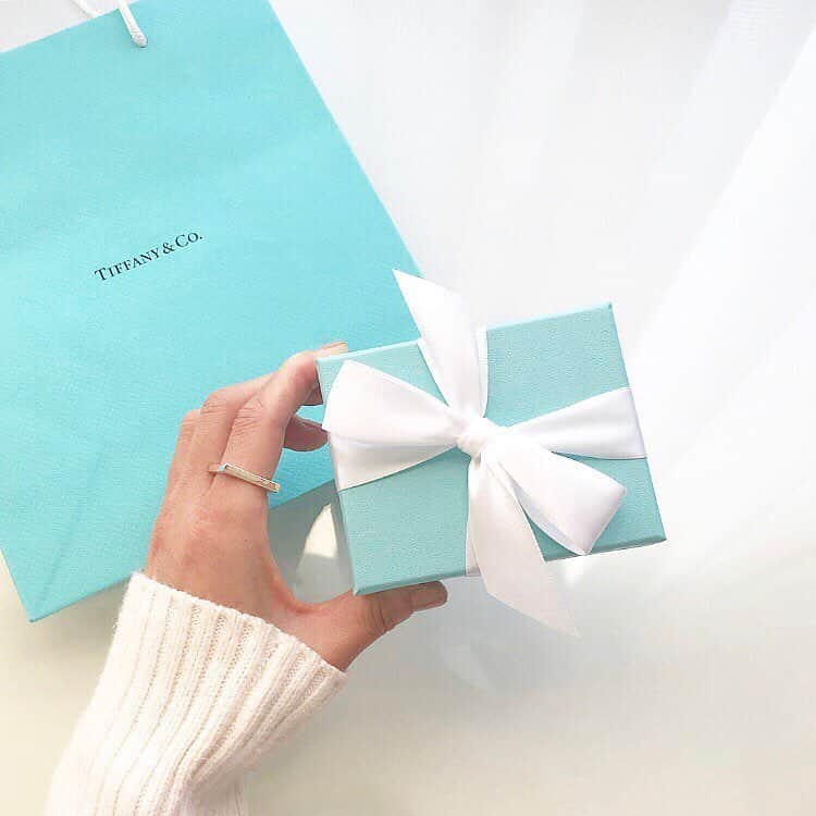 chiyo1173さんのインスタグラム写真 - (chiyo1173Instagram)「#piace  やっぱりテンション上がるブルーのボックス。 @tiffanyandco のオンライン限定のロゴピアス。 ・ ・ 何種類かある文字の中で、選んだのは「wish」 小さくてシンプルだけど、 さりげない存在感があってかなり可愛い💕💕 たくさん使おうっと。 ・ ・ ちなみに、時期的にホワイトデーのギフトとかのような 投稿になってしまいましたが… 自分で買いました！笑笑 #ホワイトデーは #もらってない #おーーーい！😤 ・ ・」3月15日 21時25分 - chiyo1173