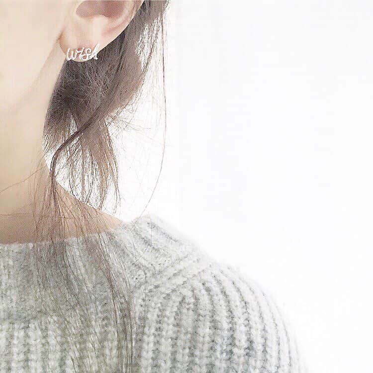 chiyo1173さんのインスタグラム写真 - (chiyo1173Instagram)「#piace  やっぱりテンション上がるブルーのボックス。 @tiffanyandco のオンライン限定のロゴピアス。 ・ ・ 何種類かある文字の中で、選んだのは「wish」 小さくてシンプルだけど、 さりげない存在感があってかなり可愛い💕💕 たくさん使おうっと。 ・ ・ ちなみに、時期的にホワイトデーのギフトとかのような 投稿になってしまいましたが… 自分で買いました！笑笑 #ホワイトデーは #もらってない #おーーーい！😤 ・ ・」3月15日 21時25分 - chiyo1173