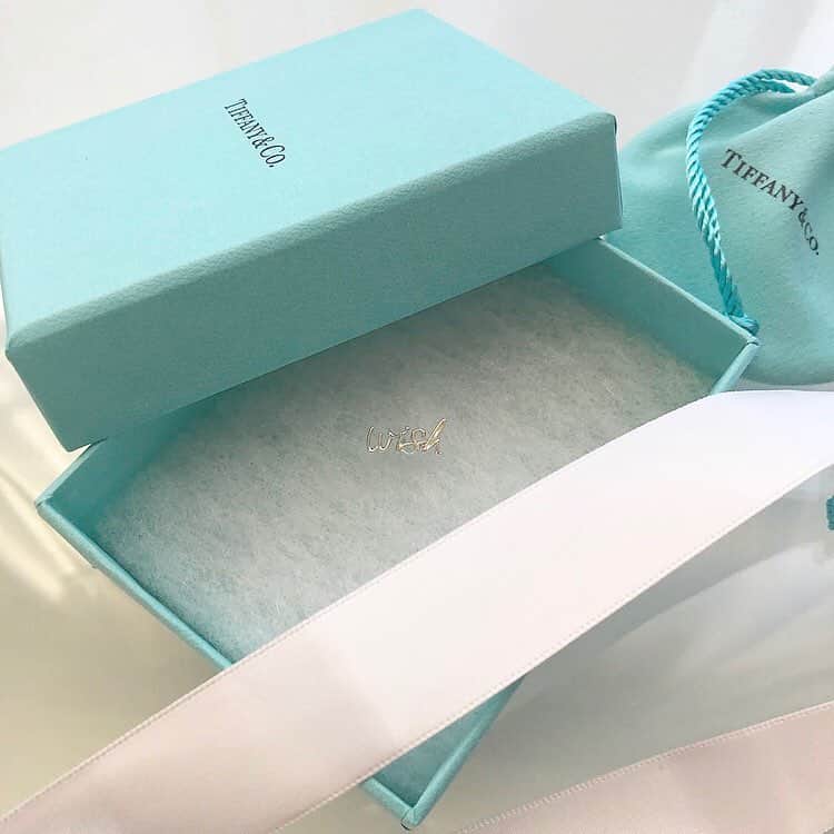 chiyo1173さんのインスタグラム写真 - (chiyo1173Instagram)「#piace  やっぱりテンション上がるブルーのボックス。 @tiffanyandco のオンライン限定のロゴピアス。 ・ ・ 何種類かある文字の中で、選んだのは「wish」 小さくてシンプルだけど、 さりげない存在感があってかなり可愛い💕💕 たくさん使おうっと。 ・ ・ ちなみに、時期的にホワイトデーのギフトとかのような 投稿になってしまいましたが… 自分で買いました！笑笑 #ホワイトデーは #もらってない #おーーーい！😤 ・ ・」3月15日 21時25分 - chiyo1173