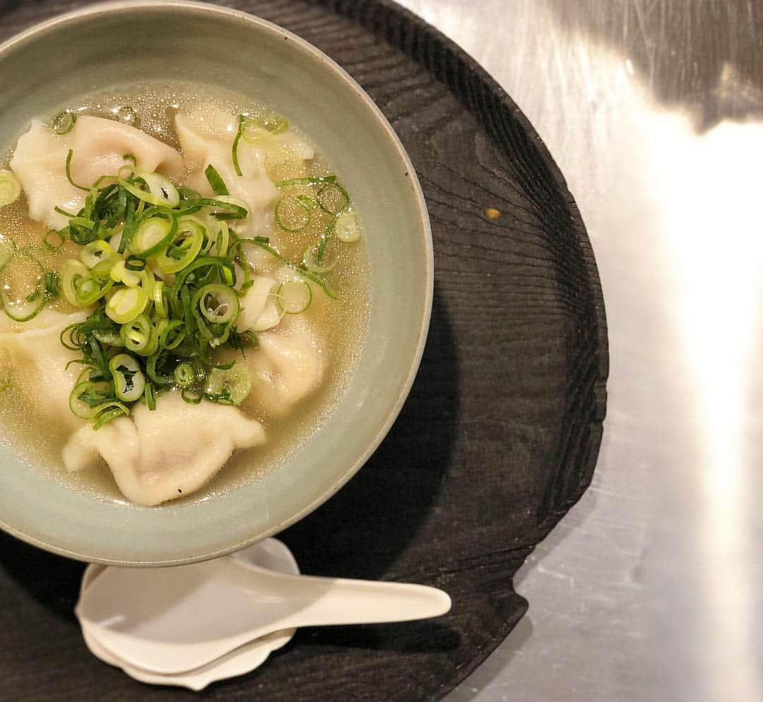 神崎恵さんのインスタグラム写真 - (神崎恵Instagram)「今夜は、餃子に餃子🥟🥟🥟 息子たちの大好物の水餃子。 スープは鶏ガラスープに塩とブラックペッパー。作り置きしてある水餃子と白菜をくつくつ煮たら、九条ネギをたーっぷりのせて完成。 ラー油や花椒、柚子胡椒、黒酢、生姜の千切り。 すきなものをすきなだけ入れて食べる。 お土産の点天と一緒に。 #餃子三昧 #スープも飲み干す美味しさ  ご馳走さまでした #お家ごはん #水餃子は鍋いっぱいに作ります #即完売」3月15日 21時26分 - megumi_kanzaki