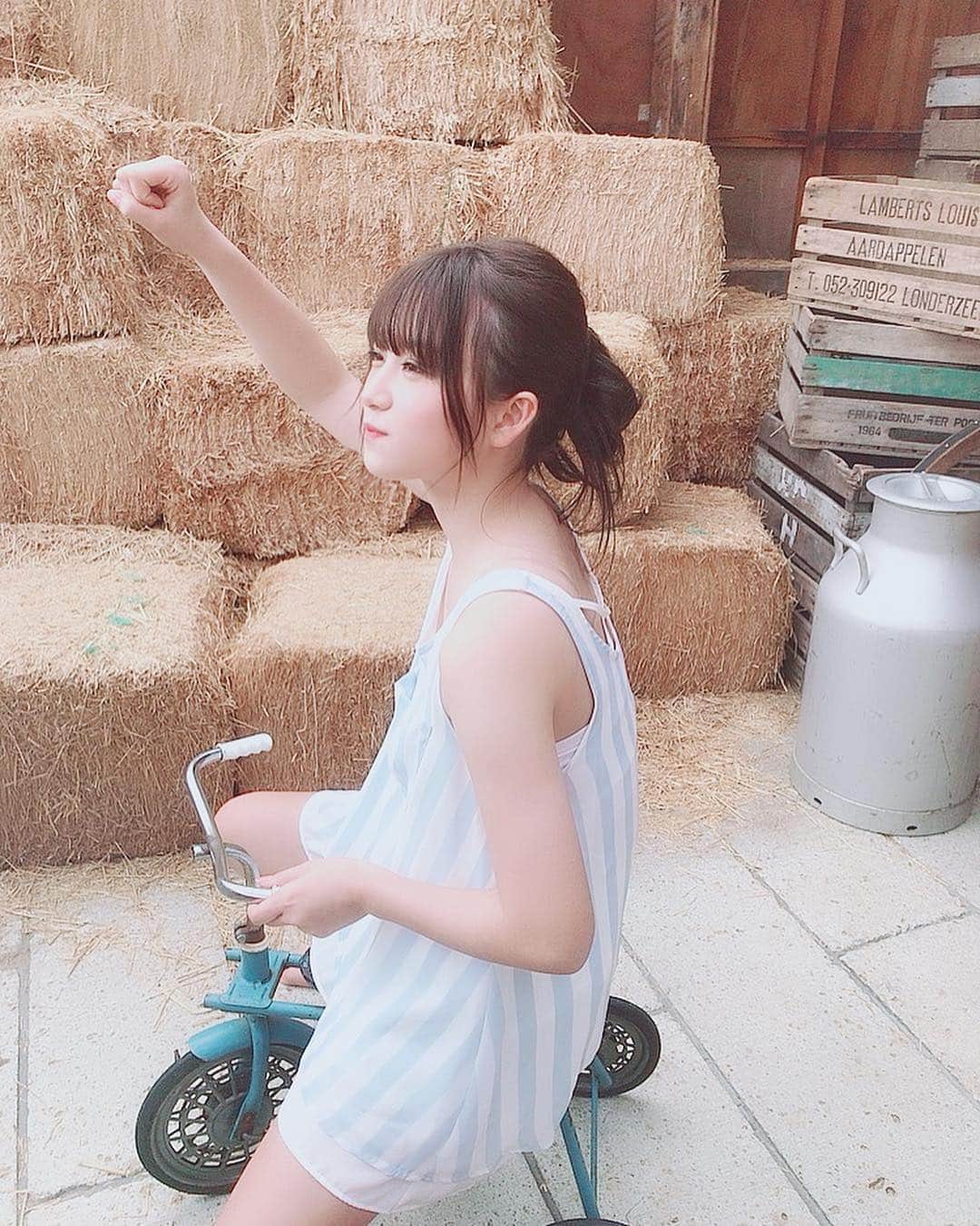 遠藤みゆさんのインスタグラム写真 - (遠藤みゆInstagram)「. 本日ふわふわ2ndデジタル写真集 発売日です〜☺︎︎❤︎ . なんとな場所で撮影しました！！ 120ページの大ボリュームなので 皆さん絶対チェックしてください❤︎ . #ふわふわ #もっとふわふわです #遠藤みゆ #デジタル #写真集 #2nd #見てね ##オフショット #自転車 #笑顔 #smile #followme #likeme #selfie #girls」3月15日 21時27分 - endoomiyu