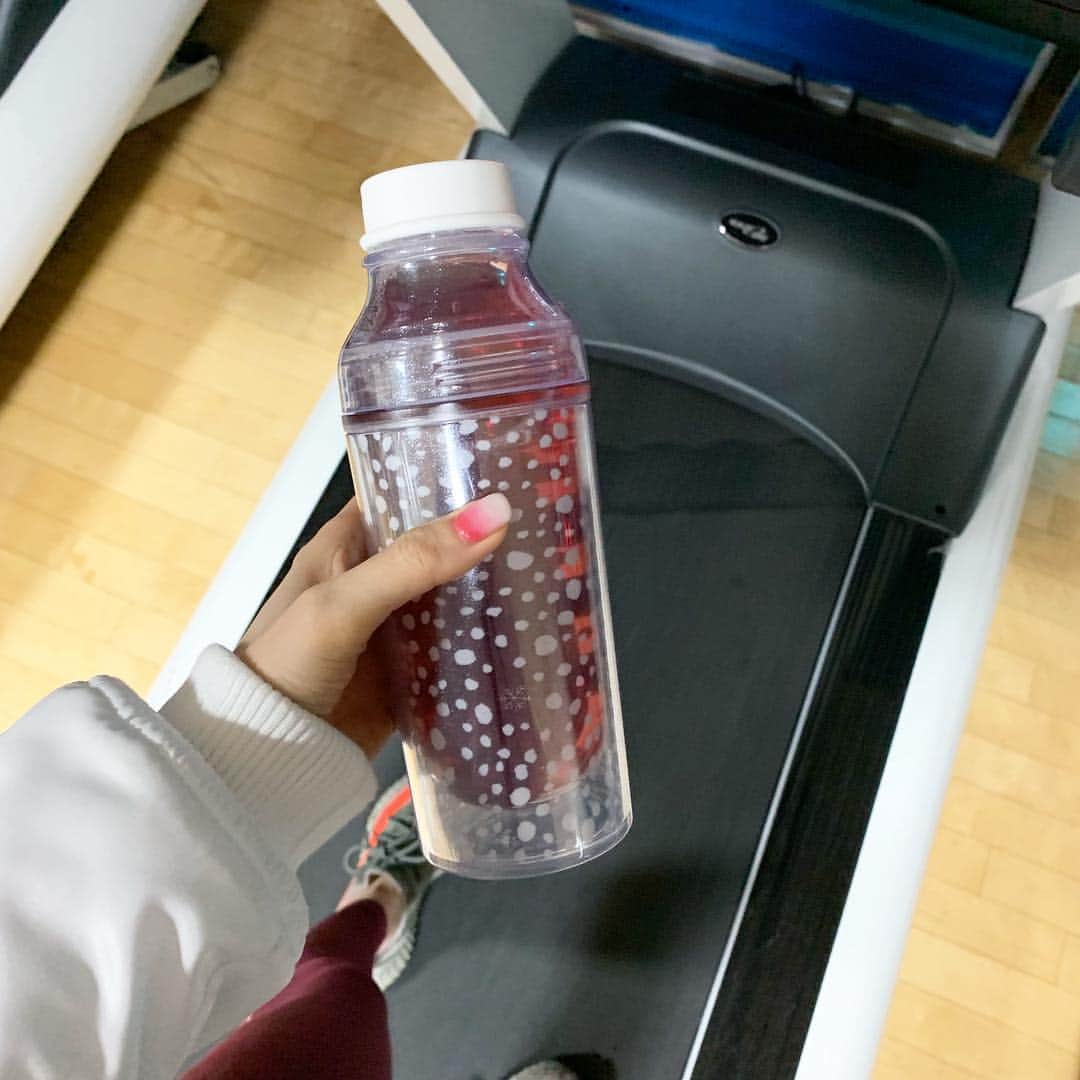 Hyemiさんのインスタグラム写真 - (HyemiInstagram)「운동할때도 핑크티💕 물진짜 안먹는데 핑크티 타먹으면 하루에 2리터도 먹을수 있어욤 히비스커스에 석류 파인애플로 새콤달콤한맛을낸거고 무색소 무설탕!! 몸에도 너무 좋고 맛도 좋고 곧 특별한 구성으로 만나요👏🏻👏🏻」3月15日 21時28分 - hinzajoa