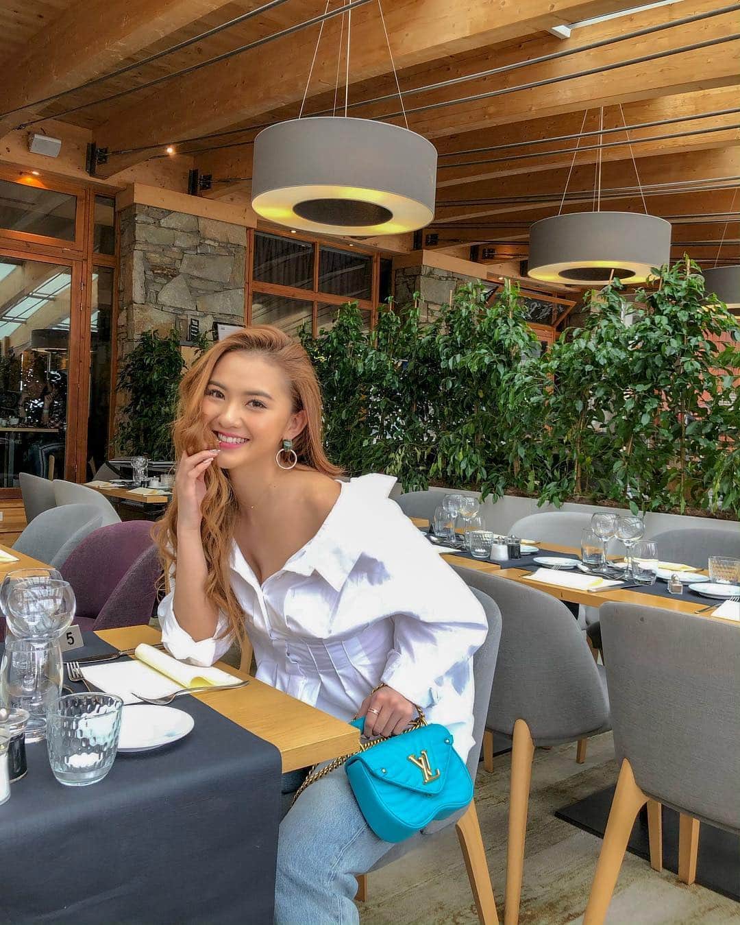 のインスタグラム：「🇫🇷フランスでは、 毎日 ゆったり 撮影したり、 今日は何着ようか と考えたり💭😊 ステキな時間を過ごさせてもらってます♡ 旅中はファッションを楽しむのが好きです💘 #valmuer #gardenbyvalmuer #valmuertravelcamp #ootd #outfit #fashion #france #shooting #フランス #撮影 #cjd_karen #ヴェルムーア」