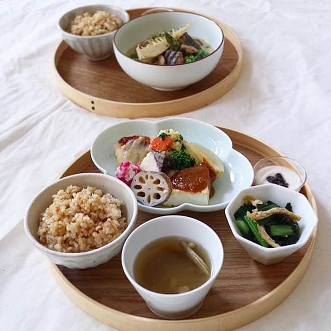 のインスタグラム：「. どちらのメニューも美味しそう🤤 今週も1週間、お疲れ様でした✨！ . オーガニック料理やオーガニックドリンクを投稿する時は是非「#ベジ部」と「#todaysvege」のハッシュタグをつけて投稿してください🌿 素敵な投稿はベジ部がリポストします！ みなさんで健康な毎日をシェアしましょう😊 . Repost from @nachure1109 【お知らせです】 3/4(月)からメニューが2種類に増えます。それに伴い価格変更をいたします。  週替わりランチ(写真手前) 1200円(税込)  一汁一飯ランチ(月替り)(写真奥) 1000円(税込)  になります。小皿を楽しみにしてくださっていたお客様大変申し訳ございません。  小皿は減りましたが内容は以前よりも(当たり前の事なのですが…)パワーアップしています。  お客様に届くまでの細かな工程に全て納得しそして快適でありたいと言う事があっての変更です。 ご理解していただけましたら幸いです。  これからも楽しんでいただけるよう日々鍛錬してまいりますのでよろしくお願いいたします。  #菜chure#ナチュレ#心斎橋ランチ#南船場ランチ#本町ランチ#オーガニック#無農薬野菜#無添加#オーガニック野菜#オーガニックランチ#健康ご飯#玄米ごはん#マゴワヤサシイ#本町ランチ#四ツ橋ランチ#instacafe#大阪カフェ」