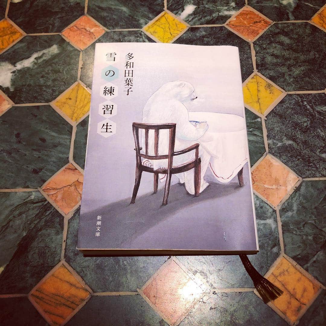 南沢奈央さんのインスタグラム写真 - (南沢奈央Instagram)「#南沢奈央の読書日記  ホッキョクグマ三代にわたる物語。 #雪の練習生 #多和田葉子 さんの表現がとても美しくて、しかもやさしさがあって、心に残るフレーズや場面がたくさんありました。 https://www.bookbang.jp/minamisawanao 「寒い」って、何だかとても豊かな世界なんだなぁと、今わたしは、やったきた春の暖かさではなく、春に取り残された寒さをしみじみ感じてみてます。」3月15日 21時32分 - naominamisawa_official