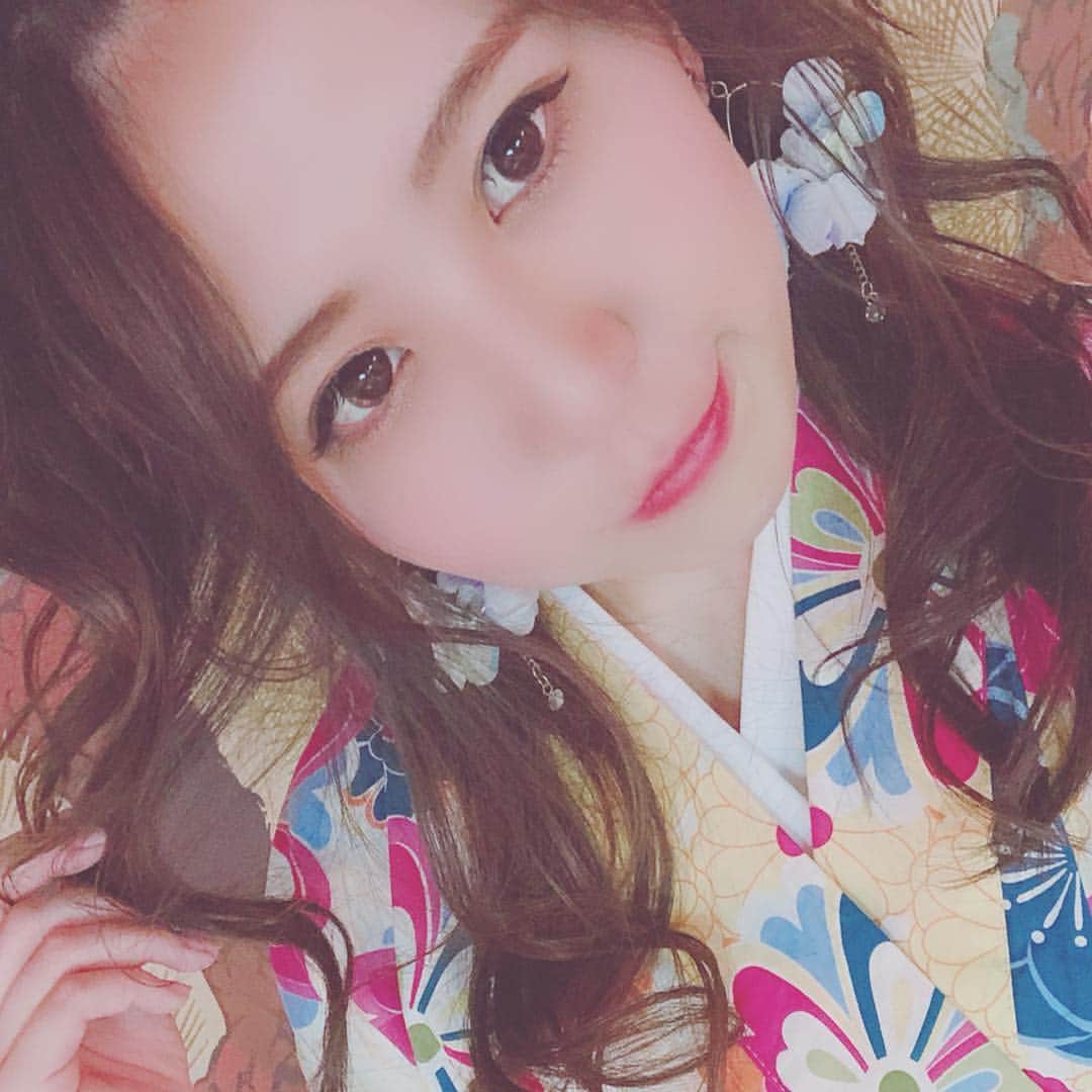 のインスタグラム：「🍢 . . とにかく、こんなカオスな会を作り上げてくれたはらみか姐さんに感謝です！ ODENはFINALだったけど、次は何が起きるのか…？笑 . . 千秋楽は七福神の毘沙門天でした！トップバッターでバーンて出たのに名前忘れて、あれ？なんだっけ？って聞きました私。笑 . . 千秋楽はバッタを食べました。 私も食べたことなくてひやひやだったけど、近くで見れば見る程悲惨でした！！！ . . みんな女優でした😭😭❤️ ありがとう！ あやちゃんは泣きながら食べて吐き出してました！笑 . なんと大好きなありさも千秋楽は観に来てくれて🤤❤️えへへ 本当にありがとう！バッタ食べさせたかったなー！！ . . バッタは羽が喉にへばりつきます！ . . #即興芝居 #芝居 #女優 #役者 #バッタ #毘沙門天」