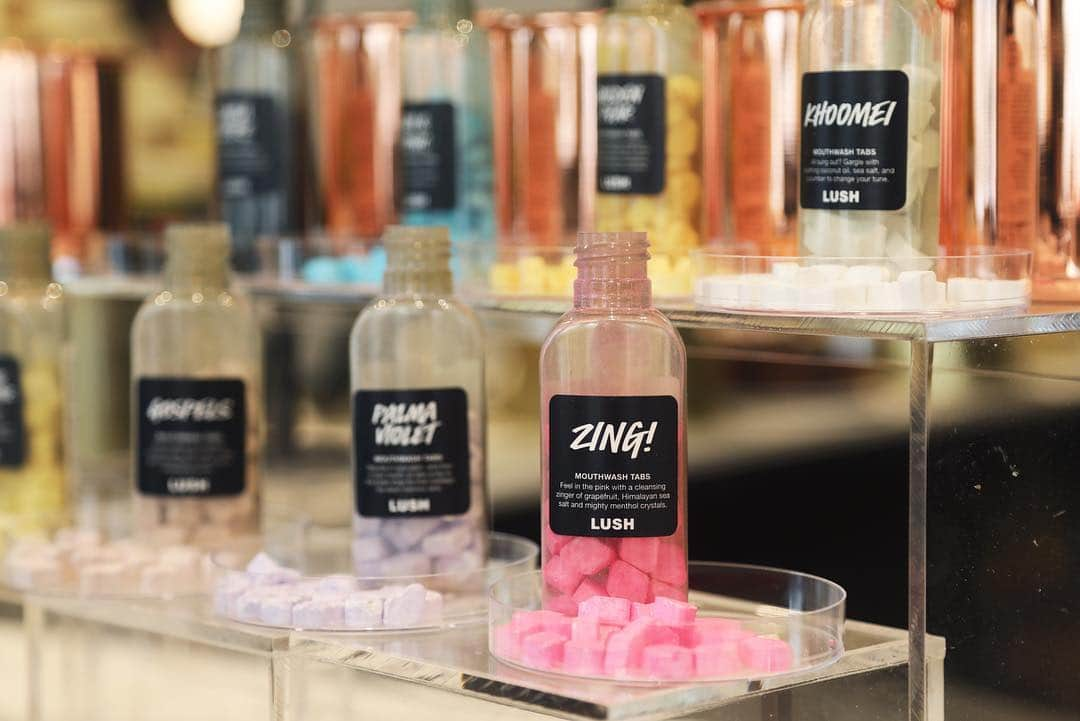 ラッシュさんのインスタグラム写真 - (ラッシュInstagram)「The biggest Lush shop in the world has just opened its doors! Join us at @lushliverpoolspa to discover more from the brand new concept shop.  You may spot one or two of the brand new 300+ products too. #LushLiverpool #LushCosmetics」3月15日 21時33分 - lush