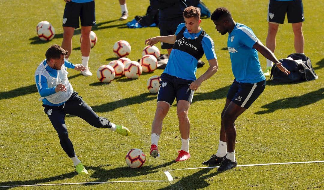 マラガCFさんのインスタグラム写真 - (マラガCFInstagram)「#FelizViernes 💪⚽️」3月15日 21時33分 - malagacf