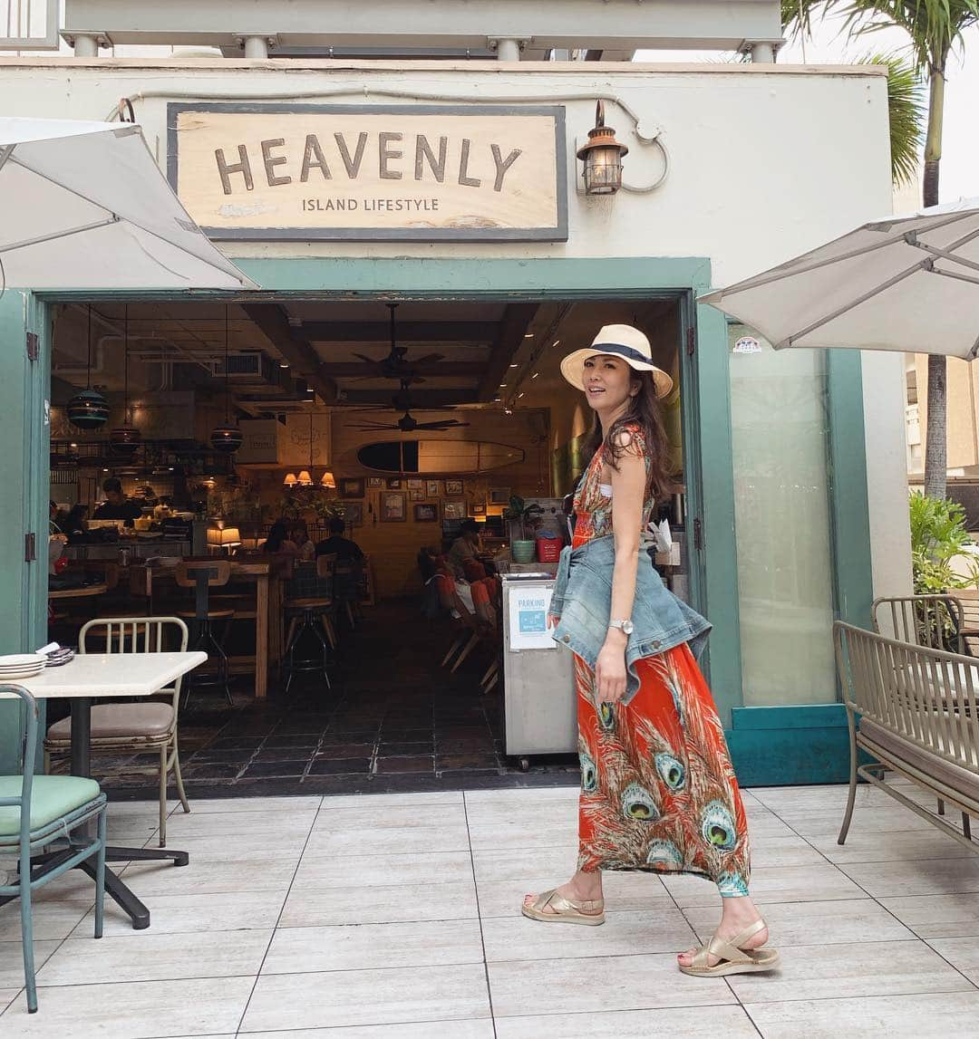 浅井香葉子さんのインスタグラム写真 - (浅井香葉子Instagram)「「HEAVENLY」 オーガニックな食材が使われ どれも美味しすぎてリピート決定♡ . #ハワイ #hawaii #hawai #ホノルル #旅 #travel #trip #旅スタグラム #南国リゾート #浅井香葉子 #リゾートコーデ #travelwalk #beach #旅行好きな人と繋がりたい #タビジョ #女子旅 #ワンピースコーデ #歩くフォト #歩くフォトジェニ #ウォーキング講師浅井香葉子 #ウォーキング講師 #オーガニック #ハワイレストラン #heavenlyislandlifestyle #tabijomap_hawaii  #海外旅行 #ハワイ旅行 #tabijo #tabijo_hawaii #旅スタグラマー」3月15日 21時35分 - asaikayoko