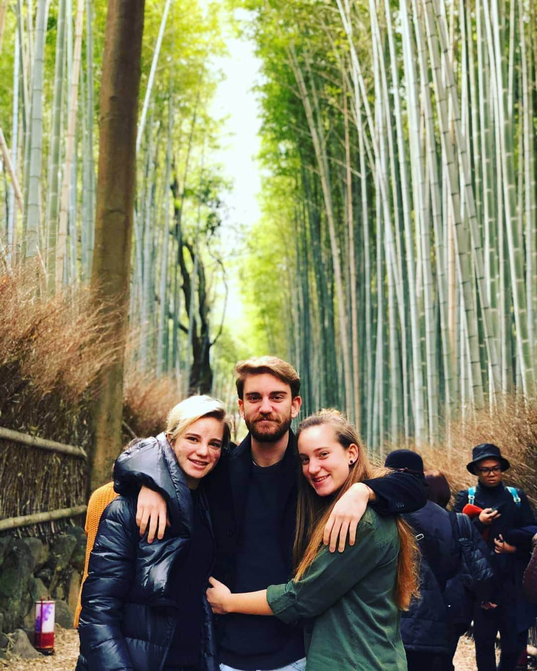 ベアトリーチェ・ヴィオのインスタグラム：「Tutti noi giovani, uniti, per difendere ciò che di più prezioso abbiamo. La nostra Terra 🌏. La nostra casa. Il futuro appartiene a noi. Alziamo la voce per riprendercelo! THERE'S NO PLAN(et) B . . #FridaysForFuture #ClimateStrike #GretaThunberg」