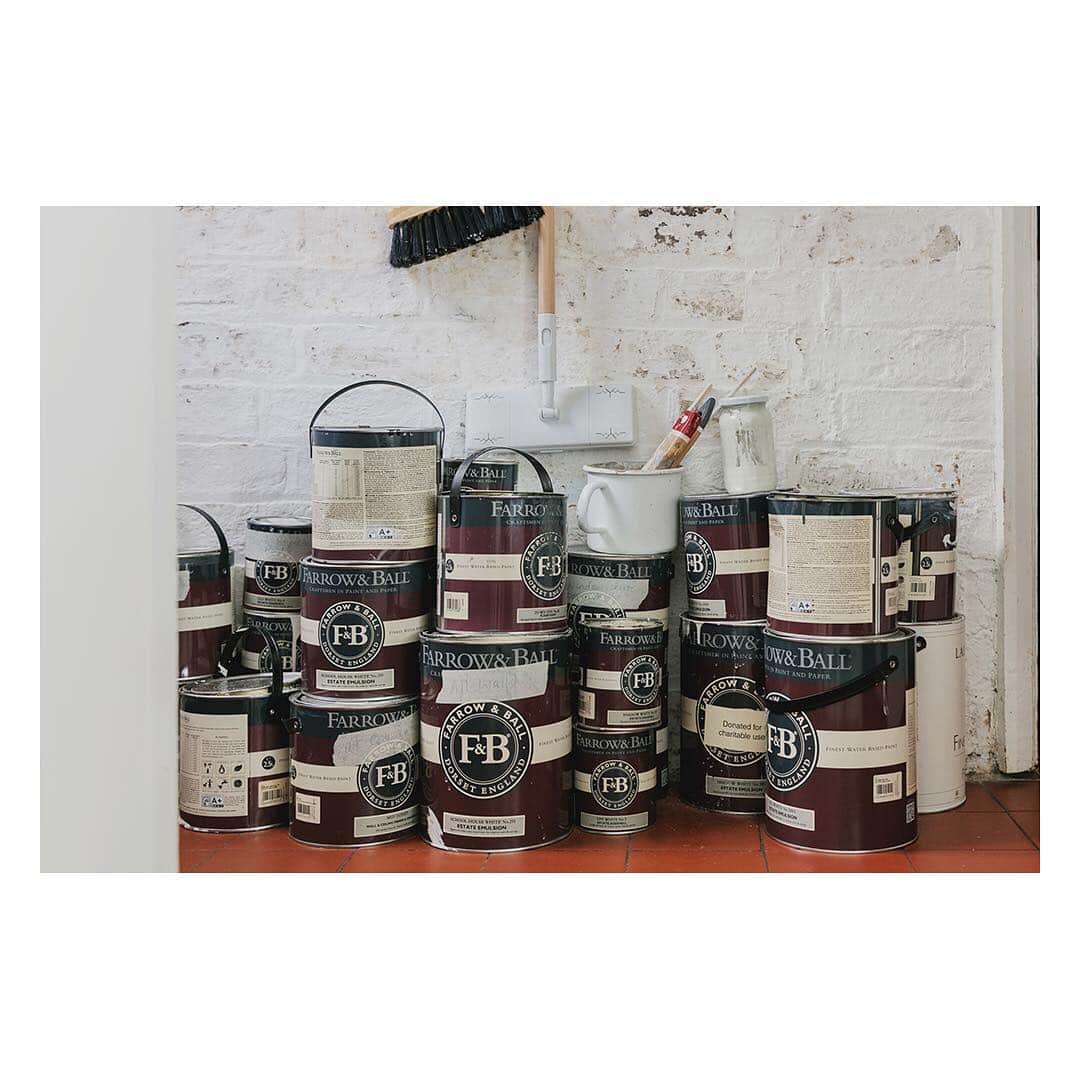 The Modern Houseさんのインスタグラム写真 - (The Modern HouseInstagram)「Competition! To mark our partnership with Farrow & Ball we are offering you the rare chance to win one of our moving-in boxes and ten litres of @farrowandball paint in any colour of your choosing. Link in our bio to enter the competition.  #competition #paint #farrowandball」3月15日 21時41分 - themodernhouse