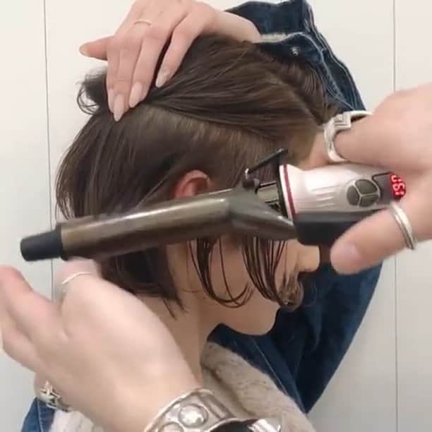 のインスタグラム：「✔style by @nobuhair ✔model by @un_tomos 【 #ALBUM動画_スタイリング_ボブ】 ↑別パターンはこちら↑ . cut + color ¥3,500~ double color ¥8,000~ treatment ¥2,000~ etc... ※店舗により料金が異なります。 . . 大人気！ポリッシュオイル使用 簡単ラフワンカール . ◉スタイリング剤：ナプラポリッシュオイル @napla_official . ◉ケラスターゼトリートメント @kerastase_official . . こちらのスタイルは 新宿店のNOBU（ @nobuhair ） が担当いたしました！ . 何かご不明点がございましたら お気軽にコメントください。 . 担当スタイリストからも コメントいたします！ . ALBUM（ @album_hair ） . . 【お問い合わせ先】 ALBUM OFFICE TEL / ‪03-6712-5547‬ FAX / ‪03-6712-5548‬ MAIL / info@album-hair.com . . . #ボブ #ショートボブ #アイロン #美容室 #ヘアスタイル #ヘアオイル #ヘアセット #スタイリング #ワンカール #カラー #ハイライト #グレージュ #ブリーチ #ハイライトカラー #外国人風 #美容師 #髮型 #髮型師 #髮型設計#攝影 #染髮 #发型 #護髮 #日系髮型#ทรงผม #헤어 #염색 #단발머리 #haircolor」