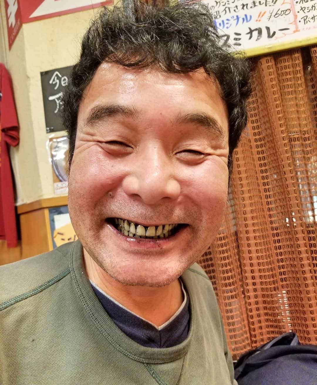 ダチョウ倶楽部さんのインスタグラム写真 - (ダチョウ倶楽部Instagram)「今日は、肥後リーダーの56歳のお誕生日です。  この写真は、先日の沖縄でイカスミチャンプルー食べて、どれだけイカスミが付いているか？(笑)と撮った写真です(笑)  こんな、マイペースな、じいじになったリーダーもよろしくお願いします。  お誕生日おめでとうございます！  #ダチョウ倶楽部 #肥後克広 #お誕生日おめでとうございます  #じいじ #56歳」3月15日 21時43分 - dachoclub_official