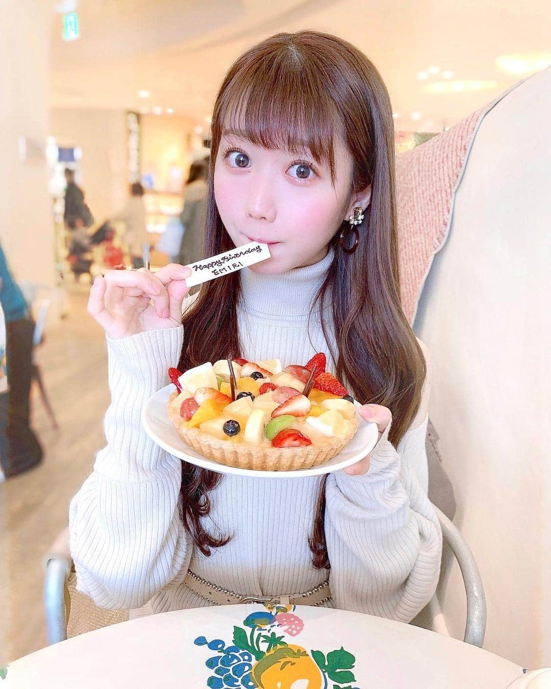 大谷映美里さんのインスタグラム写真 - (大谷映美里Instagram)「🎂🐈🎂🐈 ㅤㅤㅤㅤㅤㅤㅤㅤㅤㅤㅤㅤㅤ 今日で21歳になりました♡ ㅤㅤㅤㅤㅤㅤㅤㅤㅤㅤㅤㅤㅤ 不器用なところもあるわたしですが、 皆さんを幸せに大切にしたいとは常に考えています🌸 ㅤㅤㅤㅤㅤㅤㅤㅤㅤㅤㅤㅤㅤ また1年と、よろしくお願いします。💕 ㅤㅤㅤㅤㅤㅤㅤㅤㅤㅤㅤㅤㅤ 大好きなフルーツタルトを お母さんと食べに行ったよ〜🍴ホールで☺️☺️☺️ ㅤㅤㅤㅤㅤㅤㅤㅤㅤㅤㅤㅤㅤ #20190315」3月15日 21時44分 - otani_emiri