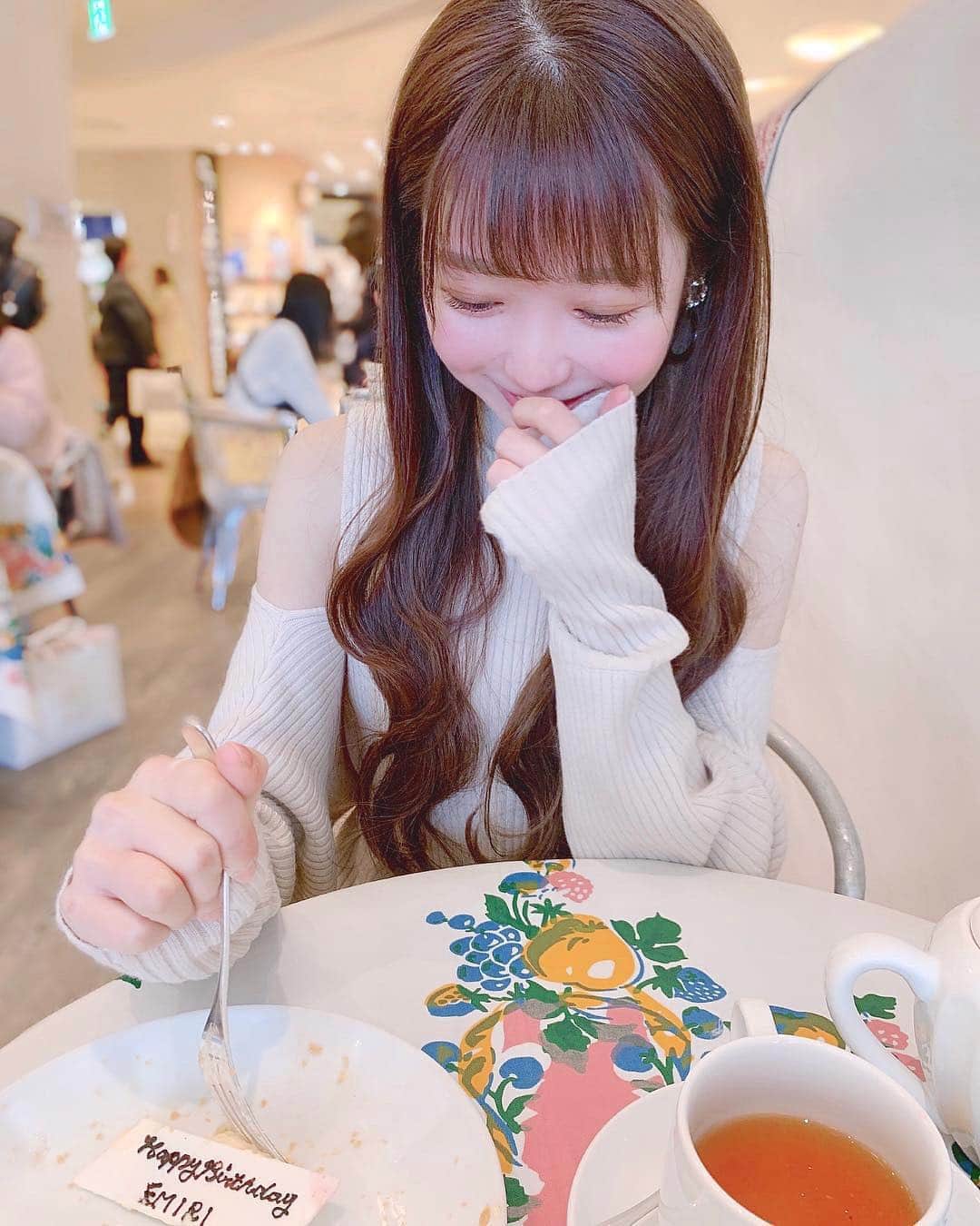 大谷映美里さんのインスタグラム写真 - (大谷映美里Instagram)「🎂🐈🎂🐈 ㅤㅤㅤㅤㅤㅤㅤㅤㅤㅤㅤㅤㅤ 今日で21歳になりました♡ ㅤㅤㅤㅤㅤㅤㅤㅤㅤㅤㅤㅤㅤ 不器用なところもあるわたしですが、 皆さんを幸せに大切にしたいとは常に考えています🌸 ㅤㅤㅤㅤㅤㅤㅤㅤㅤㅤㅤㅤㅤ また1年と、よろしくお願いします。💕 ㅤㅤㅤㅤㅤㅤㅤㅤㅤㅤㅤㅤㅤ 大好きなフルーツタルトを お母さんと食べに行ったよ〜🍴ホールで☺️☺️☺️ ㅤㅤㅤㅤㅤㅤㅤㅤㅤㅤㅤㅤㅤ #20190315」3月15日 21時44分 - otani_emiri