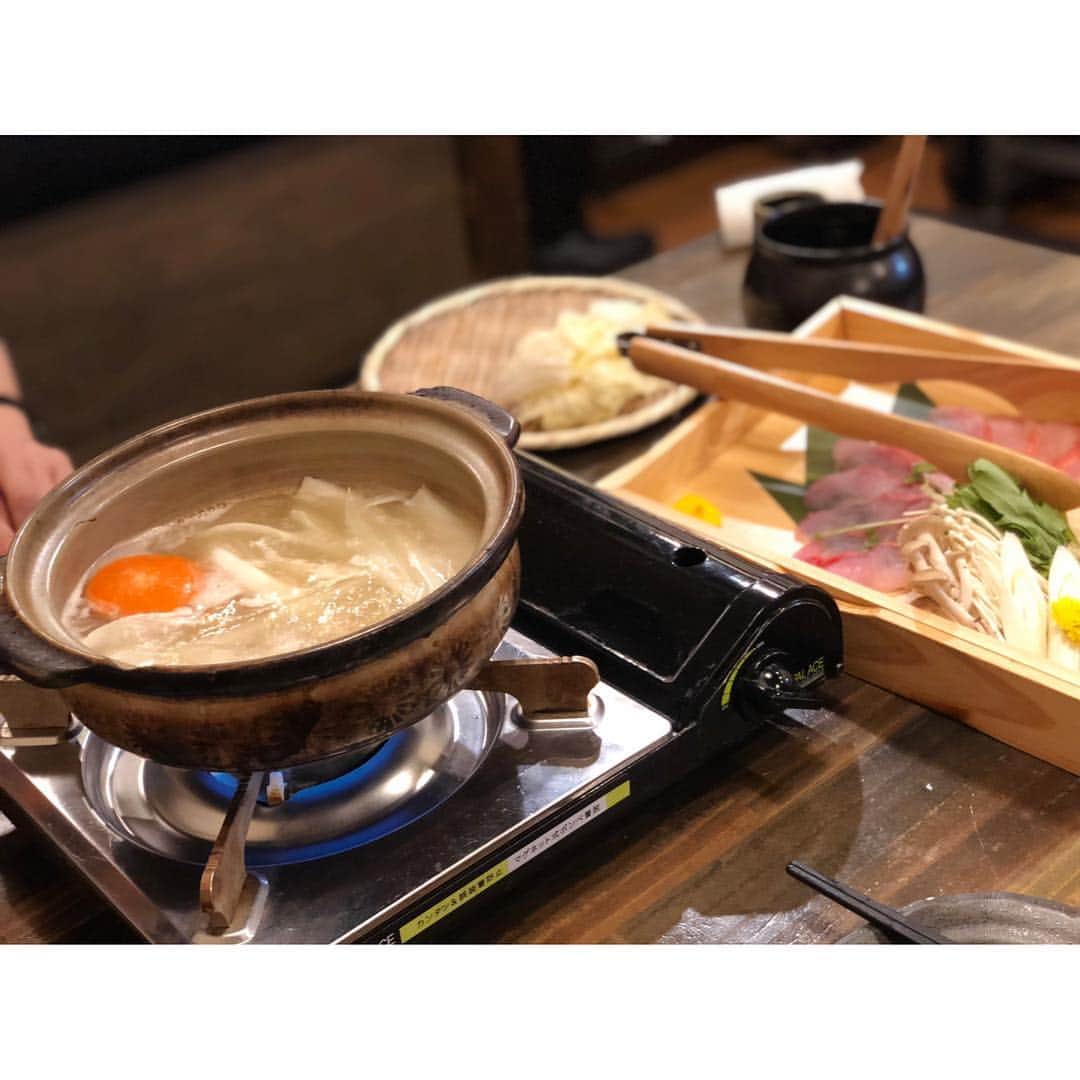 織田千穂さんのインスタグラム写真 - (織田千穂Instagram)「新宿三丁目にある 金目鯛専門居酒屋鯛しゃぶ ぞんぶんさんに行って来ました～💜 新宿三丁目C3出口降りてすぐで アクセス良好‼️徒歩１～２分くらい🎶 * 春になる前に堪能し尽そうという事で お鍋頂きました🍲体が温まるのでほっこり♨️ * 💜お通し 鰹のたたき 汁に浸った美味しい 新鮮なカツオが堪能出来ます💗 * 💜金目鯛の昆布〆押し寿司  今朝取れ立ての新鮮な金目鯛 わさび醤油に付けて･･･ ん～‼️美味しい‼️ * 💜金目鯛の煮付け 柔らかい金目鯛の煮付け 味が染み込んでいて甘くて美味しい💕 * 💜金目鯛のしゃぶしゃぶ お店もイチオシの大目玉メニュー🐟✨ 刺身でそのままでも食べれるくらいなので 本当にお鍋で一瞬しゃぶしゃぶするだけで 柔らかく食べ応えのある金目鯛が食べれます🎶 * 藻塩(＋ライム数滴)、柚子胡椒、 もみじおろし、ネギ…味変最高‼️ どれもサッパリして美味しかったのですが 個人的には柚子胡椒が ピリっとほのかな柚子の香りで とても味が引き締まってお気に入りでした❤️ * 💜味玉 メニュー見ていたら食べたくなり デザート感覚で注文w しっかりと味が染み込んでいる玉子は 中は絶妙にとろっとろで絶品でした‼️ * 今回は黒烏龍茶を注文したのですが ソフトドリンクも ミルク系のカフェドリンクも揃っていたし 私の大好きなマリブのカクテルもあったので 次回は飲んでみたいです❤️ 最近肉付いてるのでお魚いっぱい取れて 体もきっと喜んでいる事でしょう…w * 興味ある方は 「新宿 ぞんぶん」で検索してみてね🔎 ✼••┈┈┈┈┈┈┈┈┈┈┈┈┈┈┈┈••✼ #金目鯛専門居酒屋鯛しゃぶぞんぶん #ぞんぶん #新宿三丁目ディナー #新宿三丁目グルメ #鯛しゃぶ #金目鯛 #l4l #食べログ #グルメ部 #dinner #japanesestyle #晩ごはん #飯テロ #ディナー #食べスタグラム #PR #instafood #japanesefood #foodstagram #フードスタグラム #foodoftheday #instafoodpic #foodporn #instafoodie #gourmet #foodpic #foodlovers #食スタグラム #グルメ好きな人と繋がりたい#instafoodporn  Castingby @woomy.restaurant ✼••┈┈┈┈┈┈┈┈┈┈┈┈┈┈┈┈••✼」3月15日 21時44分 - chihoda