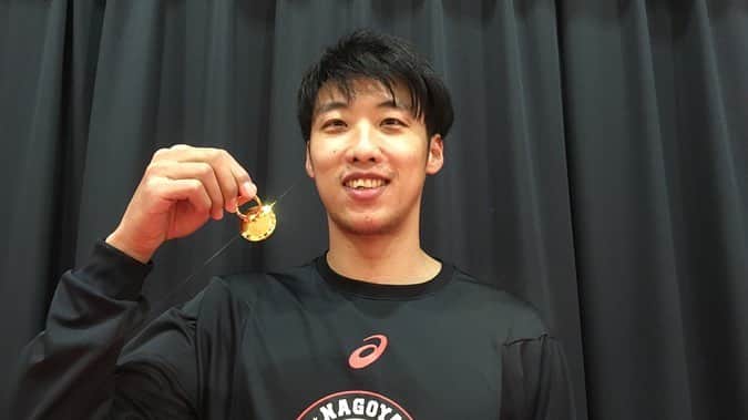 のインスタグラム：「＼新グッズ情報／﻿ ﻿ 週末のホームSR渋谷戦から #張本天傑 選手がプロデュースの「ゴール天リング」が新発売📱💍﻿ ﻿ ファンクラブ会員価格：1,500円（税込）﻿ 一般価格：1,700円（税込）﻿ ﻿ ﻿ シンプルでかっこいいスマホリングです🙌﻿ 運気アップ？のためにもぜひお買い求めください😊✨﻿ (ムービーは、2分割になっているのでスライドをお願いします🙇‍♀️)﻿ ﻿ ぜひ、会場でチェックしてみてくださいね♪﻿ ﻿ #名古屋ダイヤモンドドルフィンズ﻿﻿﻿﻿﻿﻿﻿﻿ #ドルフィンズ ﻿﻿﻿﻿﻿﻿﻿﻿ #ドルファミ﻿﻿ #名古屋 #愛知 #バスケ #バスケットボール #スポーツ #スポーツ観戦 #応援 #新グッズ #グッズ #bleague﻿﻿﻿﻿﻿ #aichi #nagoya﻿﻿﻿﻿﻿﻿﻿﻿ #DORED #basketball﻿﻿﻿﻿﻿﻿﻿﻿ #🏀﻿ ﻿ @ten_ketsu @basisiooo @dooooooo9」