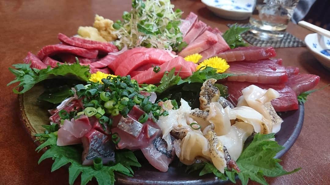 のインスタグラム：「『お刺身の盛り合わせ』薬味もとても美味しいお店なのです♪つぶ貝の歯ごたえも最高(^-^)♪ #福島屋 #刺身 #さしみ #つぶ貝 #大好き #sasimi #wasyoku #japan #japanfood #盛り合わせ #レギュラー松本 #あるある探検隊」