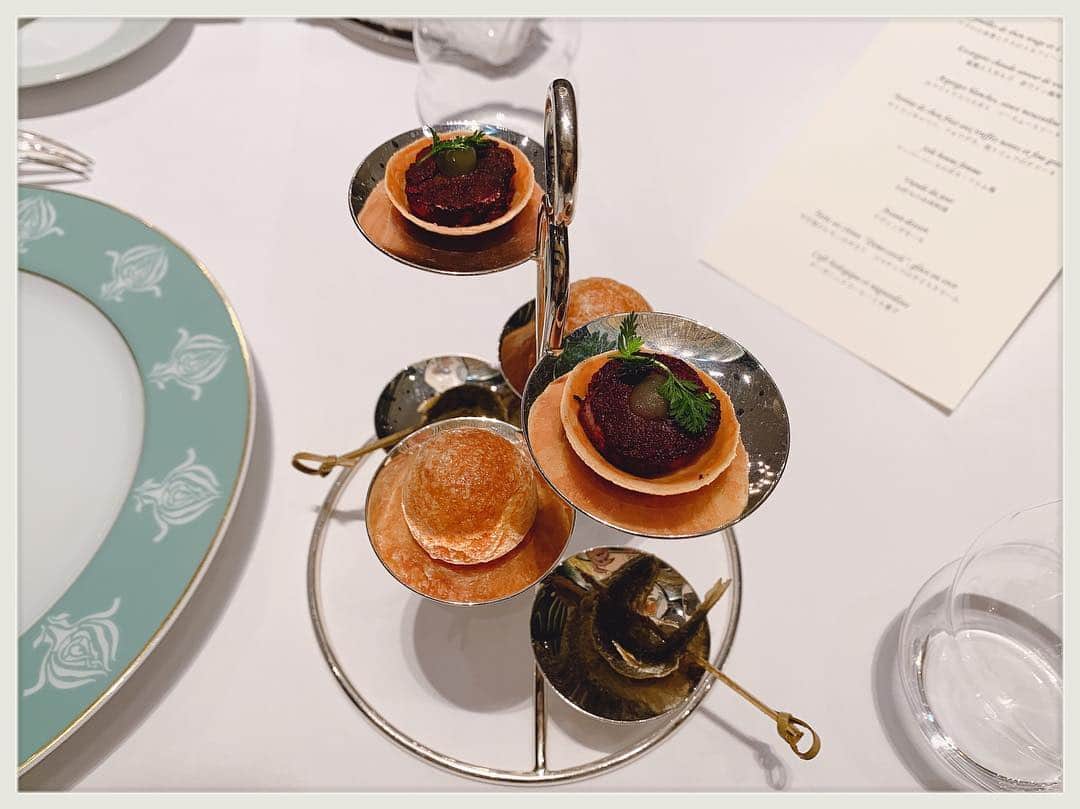 のインスタグラム：「2019.03.15 ホワイトデーディナー🍽  #フレンチ #タテルヨシノ銀座 #French #デザート が、たまたま  #ぐでたま の顔になってた😂  #tomocagourmet」
