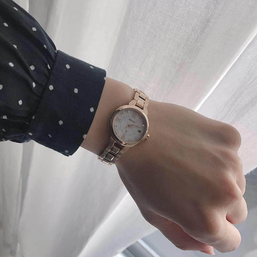 岡元優香さんのインスタグラム写真 - (岡元優香Instagram)「今まで時計は仕事用に メンズぽいブラックの 時計とか身につけていたのですが、 LUKIAのLady Goldに変えてみました♡ . 時計一つで、大人の女性になった気分で不思議🐶 LUKIAのLady Goldは  肌馴染みが良いお洒落な色味で いろんなテイストのお洋服にも 合いそう♡ SEIKOだから機能はもちろん文句なしで これから使うのが楽しみ♡  #LUKIA #LadyGold #PR #レディゴールド #レディダイヤ」3月15日 21時56分 - ___o3yuka._