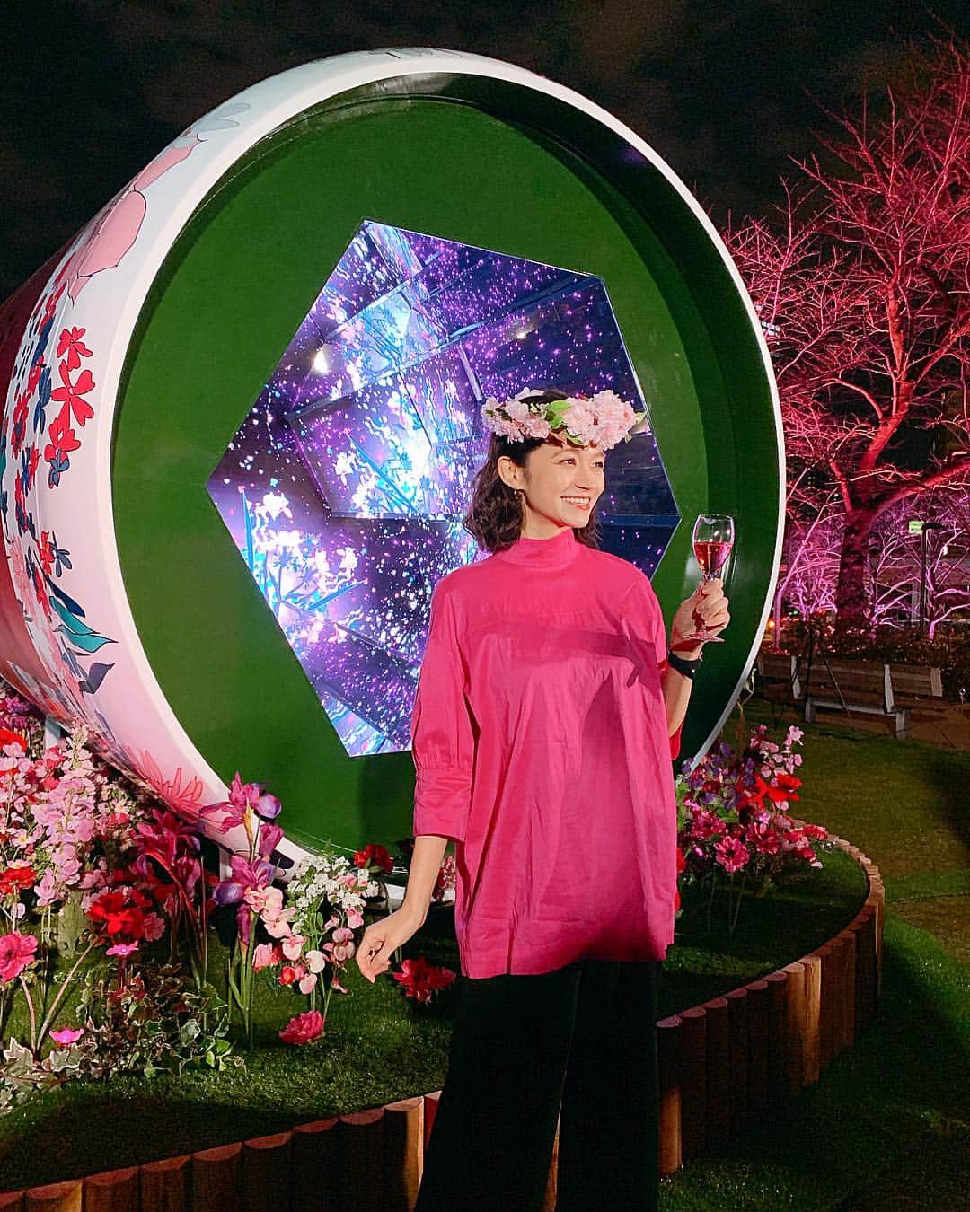 のインスタグラム：「もうお花見🍡🌸の季節✨ 平成ももうすぐ終わり✨ みなさんお花見の予定は？？🌸🌸🌸 今日から六本木の東京ミッドタウンガーデンで 『CHANDON BLOSSOM LOUNGE 』 オープニングセレモニーに 一足早く行ってきました🥂✨ ピンク1色の会場で、 夜桜 気分味わえるから是非1ヶ月くらい やってるから行ってみて🌃💓 ________________________________ #お花見シーズン #PINK #桜 #🌸 #お花見シャンドン #OHANAMICHANDON #pinkneon」