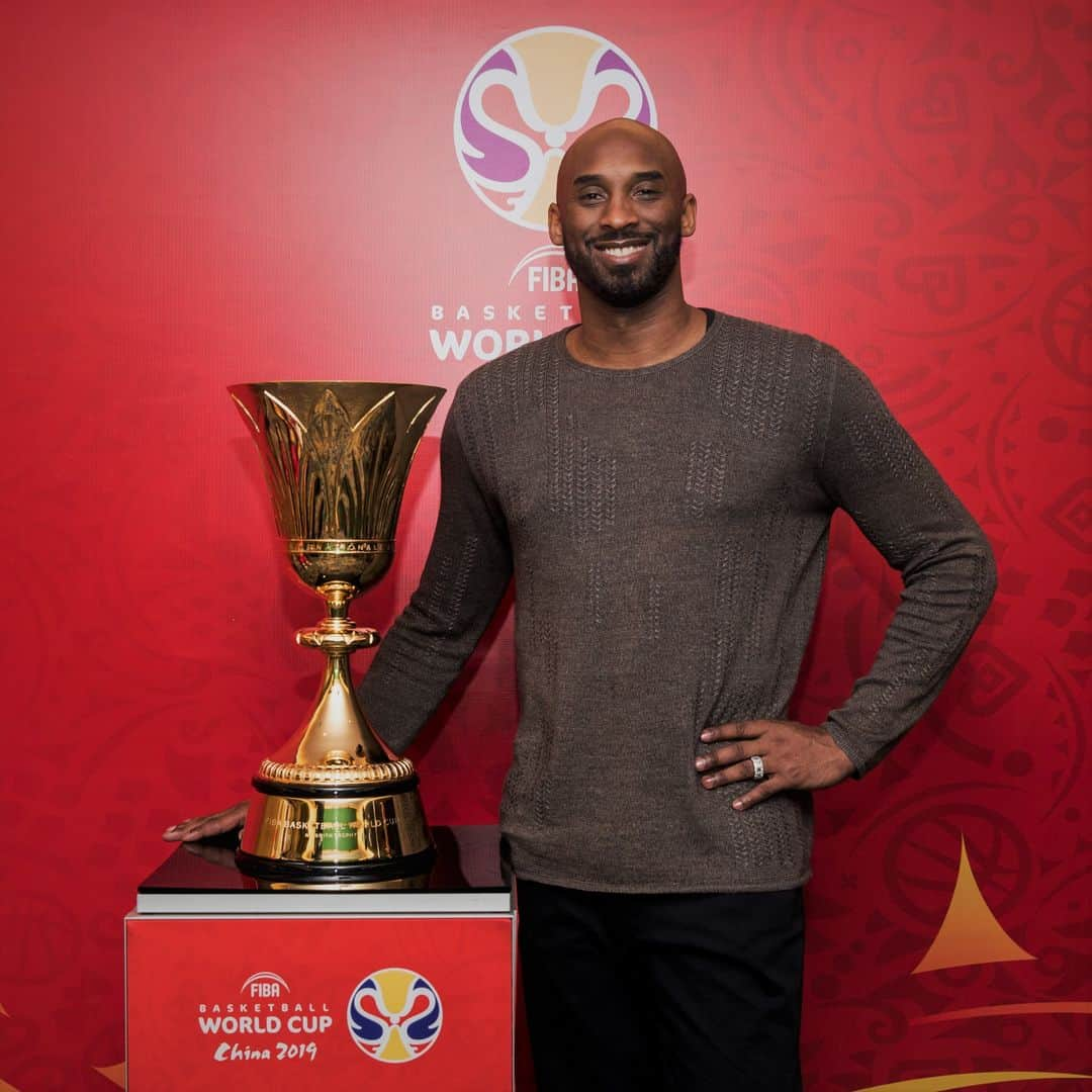 FIBAさんのインスタグラム写真 - (FIBAInstagram)「@KobeBryant & the @FIBAWC 🏆!」3月15日 21時53分 - fiba