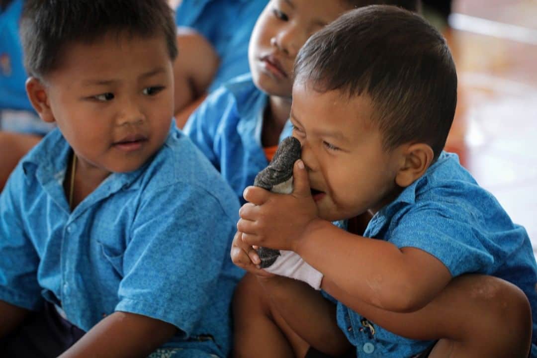 unicefさんのインスタグラム写真 - (unicefInstagram)「Phwoar! 👣 This little one is taking a whiff of his sock at an early childhood development centre in Thailand. UNICEF-supported early-learning centres like this one are full of opportunities for children to play, socialise and have fun in a safe environment. #EarlyMomentsMatter © UNICEF/UN040370/N」3月15日 21時55分 - unicef
