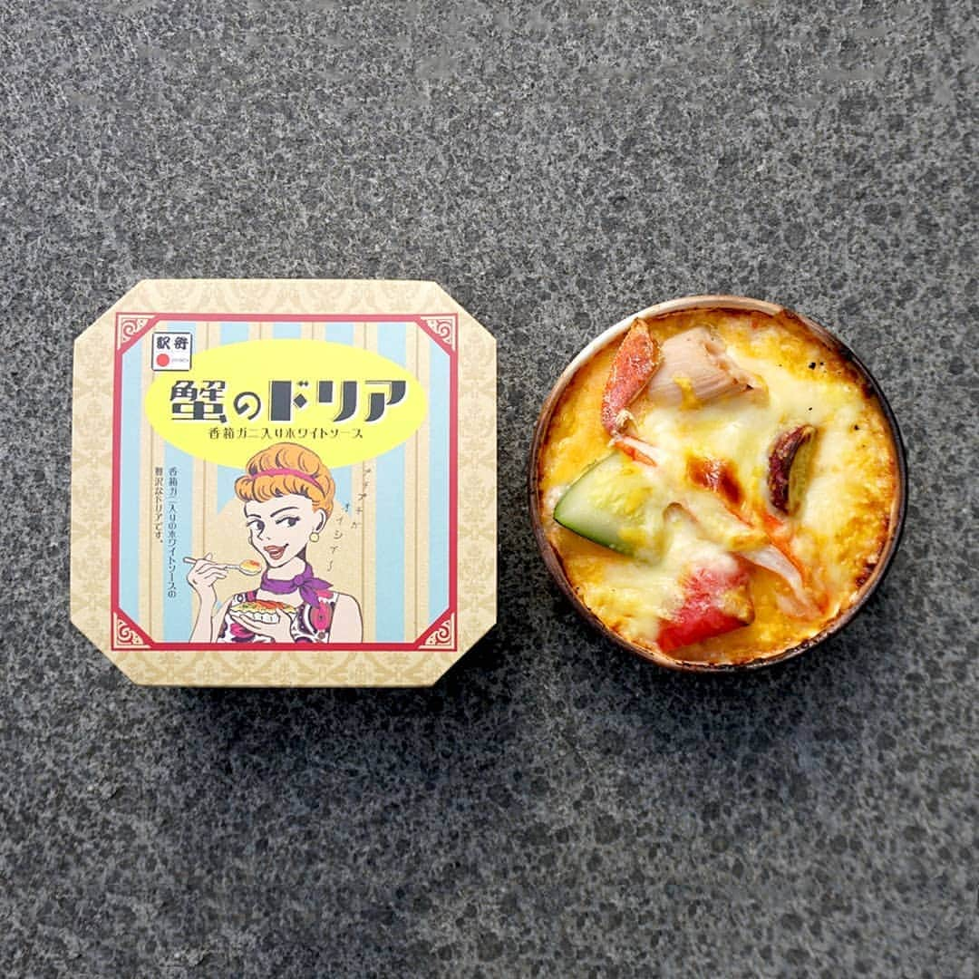 デパぐるッ！福岡さんのインスタグラム写真 - (デパぐるッ！福岡Instagram)「⠀ 北陸の味覚❗️カニたっぷりの #バリよか駅弁 🦀⠀ ⠀ 13日から博多阪急で「全国有名駅弁とうまいもの大会」が開催中🎉 全国から約160種類もの駅弁とおいしいグルメが大集合👏⠀ ⠀ バリよかが注目したのが、石川県の金沢駅で販売されている「蟹のドリア」🦀 100年以上もの歴史のある弁当の老舗「高野商店」が今年の1月から販売しているという新作です✨⠀ ⠀ 地元での人気も高い“香箱ガニ”という北陸地方で取れるメスのズワイガニをふんだんに使っています😊⠀ ⠀ 会場で1つ1つ焼き上げていて、プチプチ食感の外子がたくさん入ったホワイトソースの上には、身がしっかりとしてやわらかなカニ足が♪⠀ ⠀ さらに、カニのエキスとダシで炊いたごはんもホワイトソースとの相性抜群‼️お弁当1つで濃厚なカニの旨味が存分に味わえますよ😍👍⠀ ⠀ ズッキーニ、さつまいも、赤パプリカ、レンコンなどたくさんの野菜も使われていて彩り豊かなのも女性には嬉しいですよね〜🙆‍♀️⠀ ⠀ 催事初日のお昼頃にお邪魔しましたが、会場は売り切れが続出するほど大盛況😲(7枚目) お目当の駅弁をゲットしたいなら早い時間に来店するのがおすすめですよ〜💨⠀ ⠀ ＜石川県＞ 金沢駅 蟹のドリア 1人前 1200円 高野商店 博多阪急 8階催場 全国有名駅弁とうまいもの大会 ［3月13日(水)〜19日(火)］ ⠀ ⠀ #バリよか #バリよかグルメ #グルメ  #福岡 #福岡グルメ #福岡カフェ #福岡ごはん #福岡スイーツ #福岡カフェ #福岡ランチ #博多 #博多阪急 #博多グルメ #食べるの好きな人と繋がりたい #食べスタグラム #お弁当 #弁当 #駅弁 #石川 #金沢 #金沢駅 #金沢ランチ #金沢グルメ #金沢旅行 #かに #カニ #蟹 #香箱蟹 #ドリア」3月15日 22時04分 - arne_gourmet