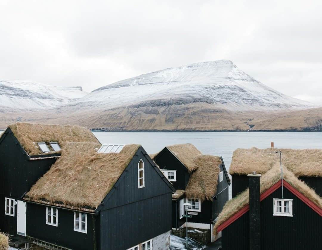 National Geographic Travelさんのインスタグラム写真 - (National Geographic TravelInstagram)「Photo by @kevinfaingnaert | The quiet village of Bøur on the Faroe Islands. In this part of the world, it rains 300 days a year, so the settlers introduced grass rooftops to provide protection from the sobbing rain and thermal insulation. #faroeislands」3月15日 21時58分 - natgeotravel