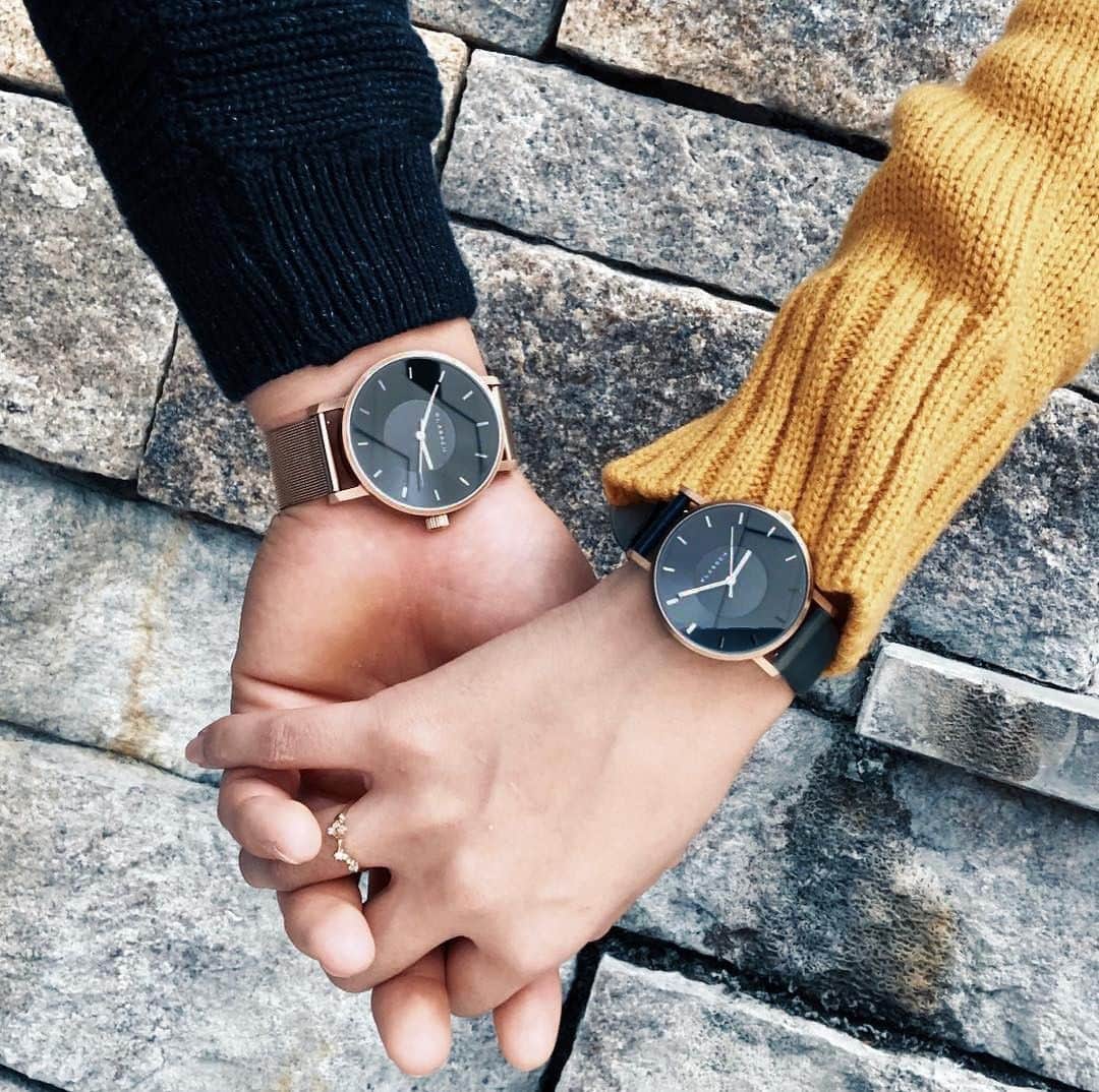 のインスタグラム：「Everything I need in the palm of my hand #OrdinarilyUnique #Klasse14 #volare Photo by @moe__kaxx_ . . . . . #ootd #fashion #accessories #beunique #volare #giftideas #urbanstyle #lifestyle #fashiongram #fashionlover #instafashion #whatiwore #lifeisgood #streetfashion #picoftheday #instyle #wardrobe #standout #style #moments #newcollection #newrelease #instastyle #stylegram#lookbook #holdinghands」
