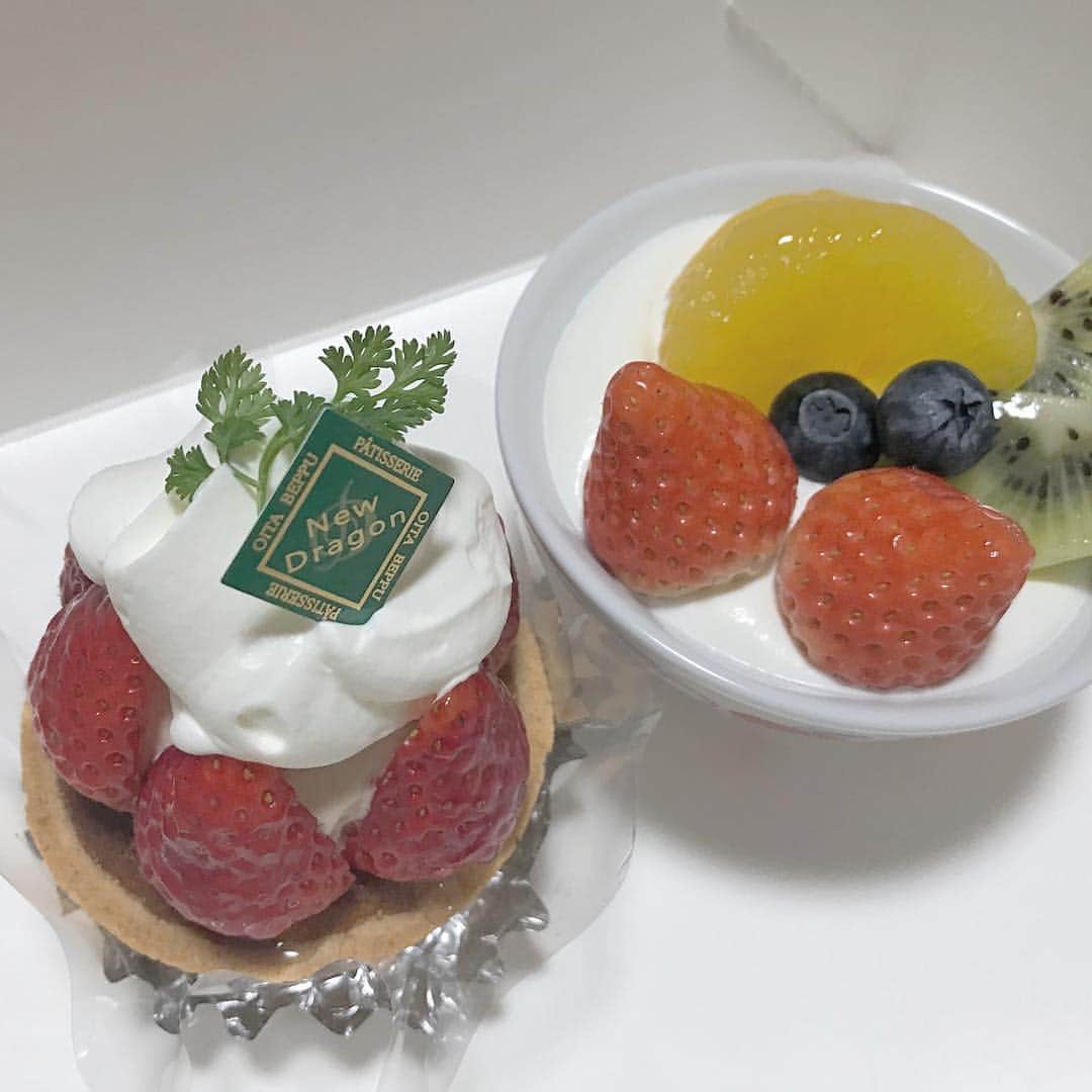 山田杏華のインスタグラム：「お父さんがケーキ買ってきてくれた☺︎︎」
