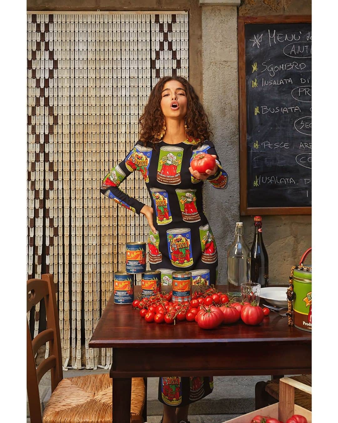 ドルチェ&ガッバーナさんのインスタグラム写真 - (ドルチェ&ガッバーナInstagram)「Merging their Made in Italy philosophies, Dolce&Gabbana decorates the new @pastadimartino tinned tomato sauce.  #PastaDiMartino #DGFamily」3月15日 22時01分 - dolcegabbana
