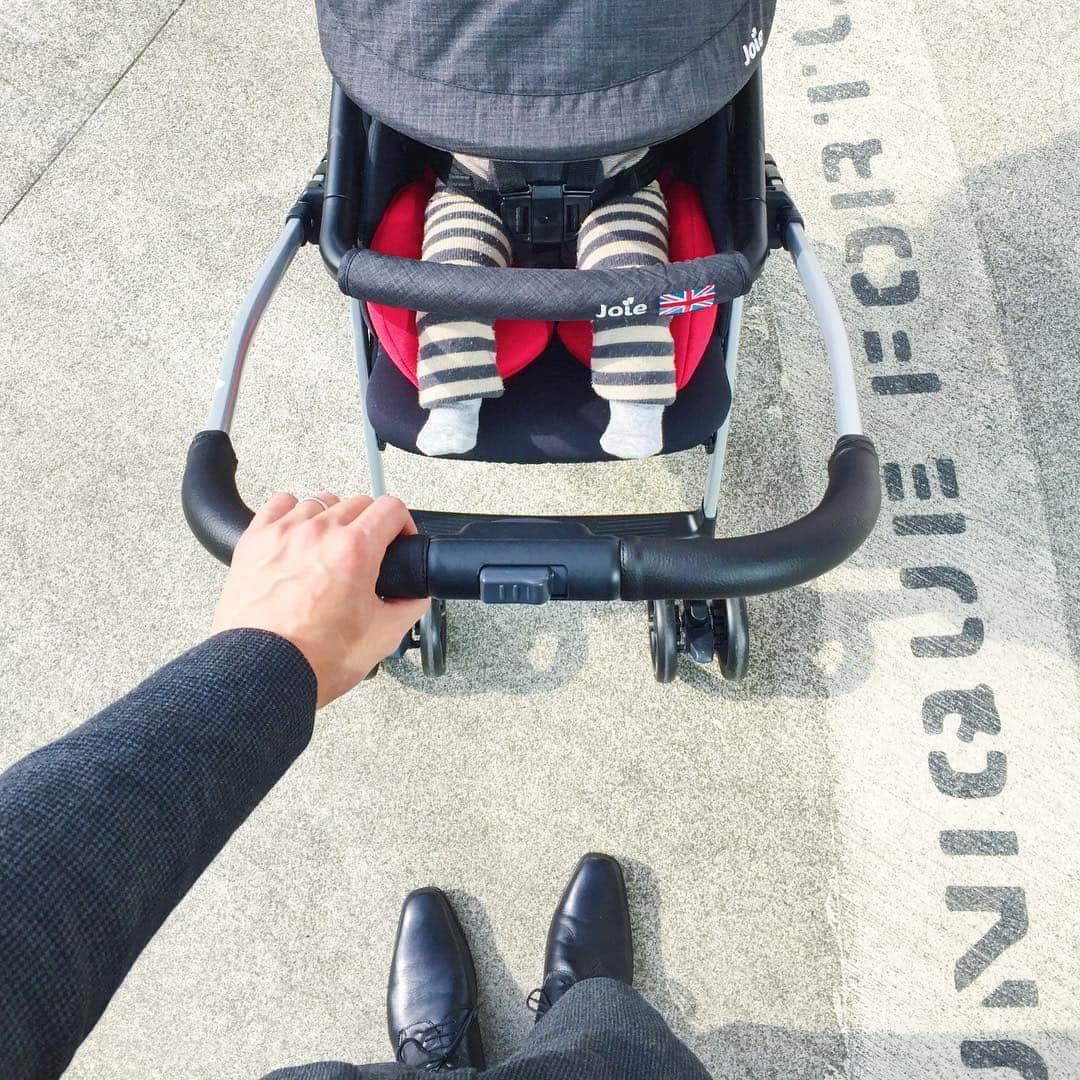 のインスタグラム：「. パパとお出掛け⭐️ 素敵なイクメンパパがたくさん居る時代ですね😊 ベビーカーは家族みんなで使うもの❗️ みんなが納得いくものを選びませんか？🤔 . いよいよ明日🎉 イオンモール幕張新都心にて、 ベビーカー試乗会開催します😃 . どんなベビーカーを買えばいいの？🤔 新規ご購入、買い替えのご購入を 検討している皆様必見‼️ 駅の改札や、凸凹道などを表現した試乗コースで 実際に試して納得いくベビーカーを探そう☝🏻 KATOJI店舗で取り扱いのある ベビーカーを実際にお試しできます⭐️ . イベントにご参加いただいた方には、 KATOJIイオンモール幕張新都心店で使える お得なクーポンをプレゼント🎁 更に⁉️会場では豪華商品が当たるキャンペーンも開催😍 . 皆様のご来場心よりお待ちしております。 . なかなかお試し出来ない二人乗りベビーカーなど たくさんのベビーカーをご用意してお待ちしてます🎵 . 【開催日】 2019年3月16日(土)・17日(日) 【開催場所】 イオンモール幕張新都心 ファミリーモール1Fイベントスペース(UNIQLO前) 【時間】 11:00〜17:00 . #katoji #カトージ  #nuna #mynuna #ヌナ  #joie #ジョイー  #pegperego #ペグペレーゴ  #ベビーカー #カトージ試乗会 #トラベルシステム  #マタニティ #イクメン #親バカ部  #ママライフ #新米パパ  #出産準備 #プレママ #新米ママ  #赤ちゃんのいる生活  #イオンモール幕張新都心」
