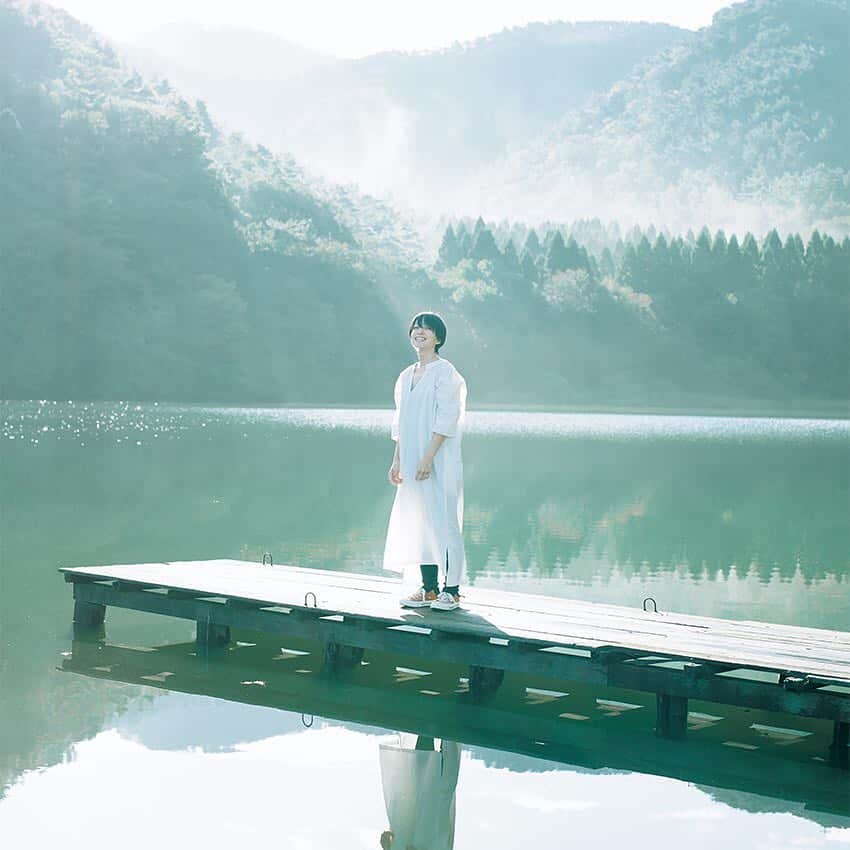 のインスタグラム：「モデルの#高山都 さんが女友達と二人でゆったりと旅してきました。大山の麓にある「#大山レークホテル」にステイ！ 美しい湖のほとりに佇むクラシカルなホテルは乙女心をくすぐります❤︎ . #FRaU #FRaU12月号 #FRaUTRAVEL #高山都の山陰旅 #tottori @miyare38」