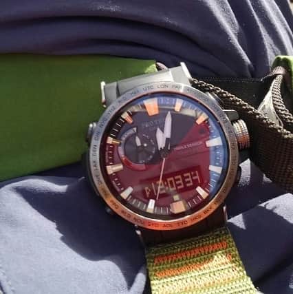 ＩＣＩ石井スポーツエベレスト＆ローツェ登山隊さんのインスタグラム写真 - (ＩＣＩ石井スポーツエベレスト＆ローツェ登山隊Instagram)「いろんなシチュエーションで活躍してくれている腕時計。あちこちに一緒に行ってます。新しいF30は20に比べるとひとまわりコンパクトで鮮やかな有機ELでさらに画面も見やすくなりました。エクステンドモードの設定にすればGPS を起動させてもバッテリーが2～3日もつようになりました。 #地図#時計#高度計#スマートウォッチ#GPS #WSDF30#WSDF20#登山#ヤマップ#ヒマラヤ#エベレスト#ローツェ#軌跡#PRW60YAE #奥田ガイド #石井スポーツ#登山学校#カシオ #プロトレック #ロクマル#Japanese mountain #serow #mountaineering」3月15日 22時03分 - ishii_ishiisports