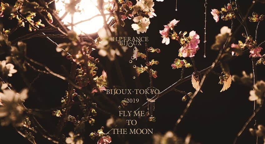 HPFRANCE　アッシュペーフランスさんのインスタグラム写真 - (HPFRANCE　アッシュペーフランスInstagram)「【INFORMATION】 BIJOUX‐TOKYO 2019 ” FLY ME TO THE MOON ”  本日3月15日(金)より、 @hpfrance_bijoux 各店と @halo_bijoux にて、“ジュエリーと桜”をテーマにしたイベント「BIJOUX-TOKYO」がスタートします。  2011年3月の東日本大震災以降、変わらない東京、そして毎年の美しい桜の風景を、クリエイション豊かなジュエリーの魅力でライトアップするため始まった企画。 今年は“FLY ME TO THE MOON（私を月へ連れて行って）”をテーマに表現した素敵なコレクションが、各クリエーターから届きました。 ． ◾️3月15日(金)〜3月31日(日) @hpfrance_bijoux 丸の内店、 @halo_bijoux ◾️3月20日(水)〜3月31日(日) @hpfrance_bijoux 表参道店・銀座店・新宿店・大阪店・梅田店・福岡店  #hpfrancebijoux #bijouxtokyo #flymetothemoon #桜 #noorfares #sweetpea #finejewelry #jewelry #hpfrance #アッシュペーフランス #howpeoplelive」3月15日 22時11分 - hpfrance_official