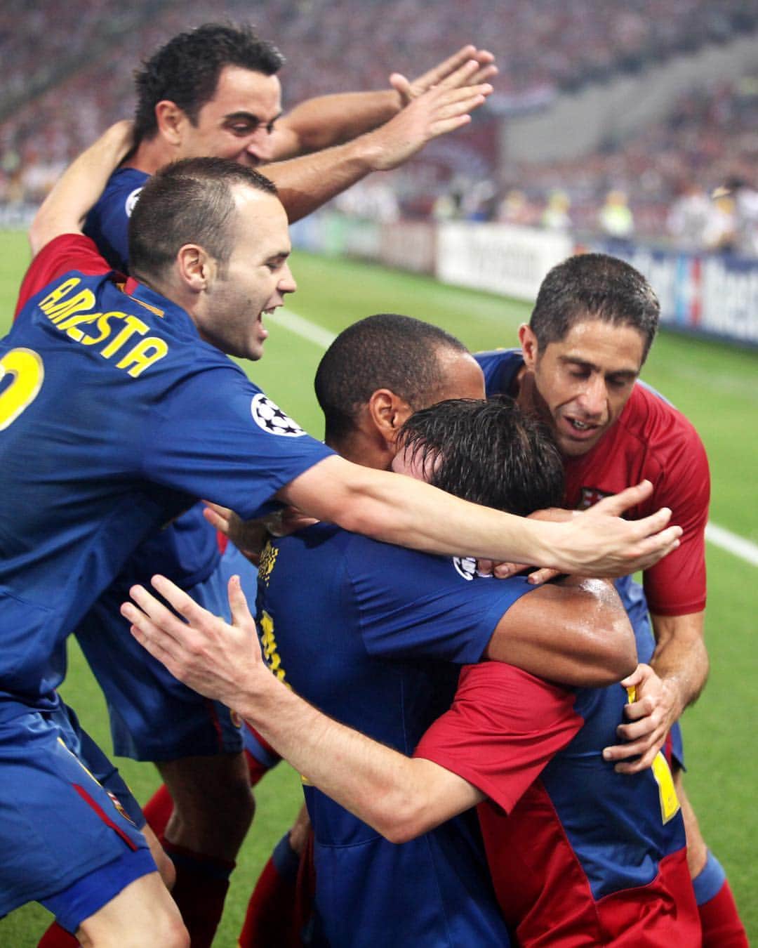 FCバルセロナさんのインスタグラム写真 - (FCバルセロナInstagram)「Ahh... the memories 😍 🔙 2⃣0⃣0⃣9⃣ & 2⃣0⃣1⃣1⃣ 🏆 @championsleague 🔵🔴」3月15日 22時17分 - fcbarcelona