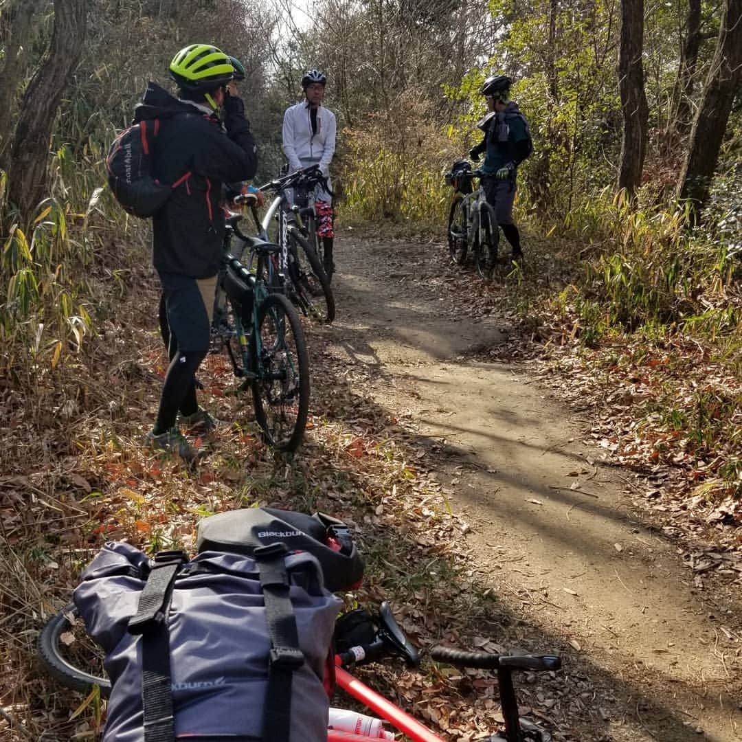 山下晃和さんのインスタグラム写真 - (山下晃和Instagram)「【BIKE&OUTDOOR】 GARVY最新号  連載ページの2輪旅！ 奈良バイクパッキングライドの記事を書きました。シングルトレイルを登ったり、下ったり、担いだり。やっぱり山はサイコーだ。  山を越え、谷を越え、僕らの街にやって来た、アドベンチャーバイクがやって来た！  #グラベルロード #ブラックバーン #Blackburn #シルベストサイクル #奈良県　 #Nara #MTB #トレイル #Japan #GARVY #ガルヴィ #bikeandcamp #バイクパッキング #bikepacking」3月15日 22時20分 - travel_akikazoo