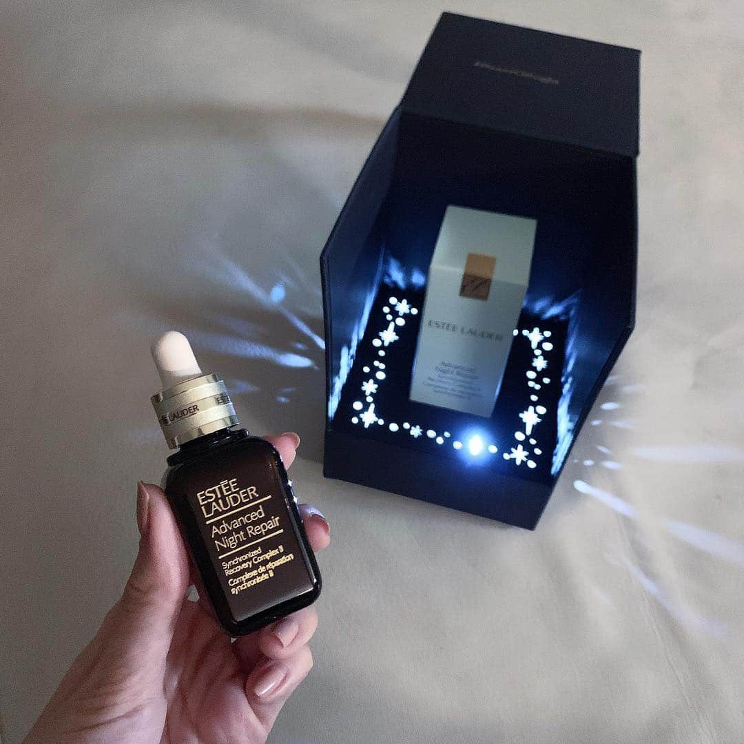 石井亜美さんのインスタグラム写真 - (石井亜美Instagram)「🌌 . Thank you @esteelauderjapan 私ね、好きなブランドって、 使用感はもちろんのごとく、理念が好きなの。笑 . 「本当に人のことを幸せにしたい！」って気持ちが 伝わってくるコスメじゃないと使いたくないし、 そういうお洋服じゃないと着たくない🥺 . 作り手の愛と情熱は必ず人に伝わる✨ . まぁ何が言いたいかというと、 エスティローダーは理念から大好きなブランドの１つ❤ 一年中この美容液は手放せない🤭 . . #esteelauder #skincare #advancednightrepair #nighttimeroutine #fridaynight」3月15日 22時21分 - ami_ishii_