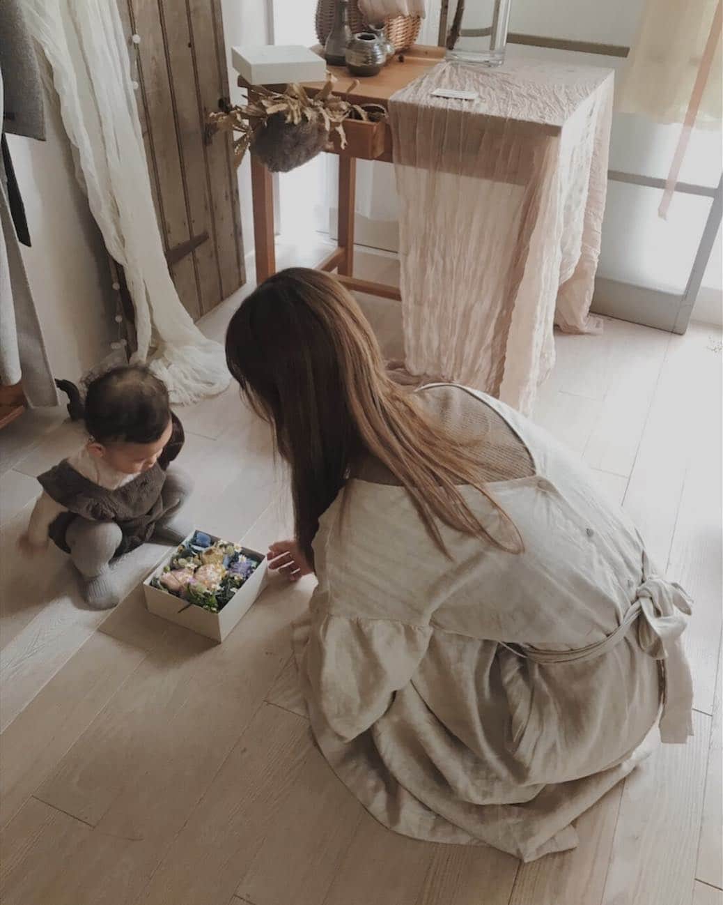 目見田早弥子のインスタグラム：「| Little me 🌷 だいすきなだいすきな娘。 好奇心旺盛で冒険心が強く、 テキパキ行動して愛嬌たっぷり。 毎日可愛さいっぱいで スマホのデータフォルダが爆発しそう。 ずっと頭で覚えていたいけど 忘れちゃうから、忘れたくないから 母は必死でカメラ構えて あなたの大事な一瞬一瞬をとらえるよ😌🌸 この時代に生まれてよかったと思う瞬間やね😂 この子の親になれて本当に幸せ！ ⠀ この日久しぶりに着たmoiのワンピース。 みんなにたくさん褒められて嬉しかったな💓」