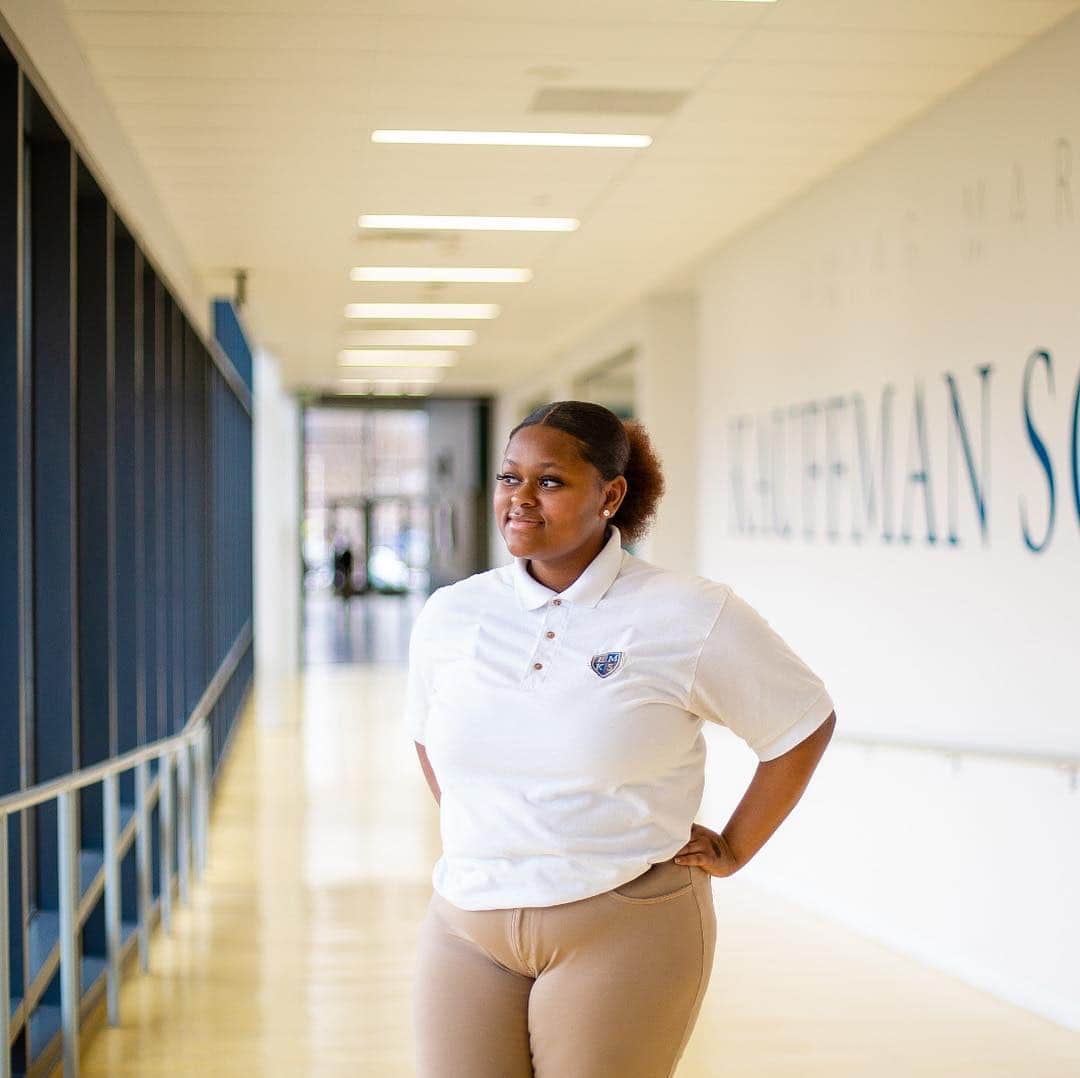 のインスタグラム：「Da’Shona Martin, 18, has had to leave school early to go to work to help support her household. She plans to attend @cau1988, but in the wake of America's largest college admission scandal, she’s discouraged to see that some elite parents bought their children's way into college. “Some of us will probably have to work our whole lifetime to see money like this,” she said. Federal prosecutors charged 50 people on Tuesday in a scheme to buy spots in the freshman classes at @uscedu, @yale, @stanford and other big-name schools. The case underscored the racial and economic disparities that plague access to higher education. With an expansive network of pricey college preparation courses and counselors at their disposal, wealthy students find themselves with a leg up in the increasingly cutthroat competition for the limited slots at the most prestigious universities. @katiecurrid shot this photo of Da’Shona. Visit the link in our profile to read more from #nytimes correspondents @johneligon and @audraburch.」