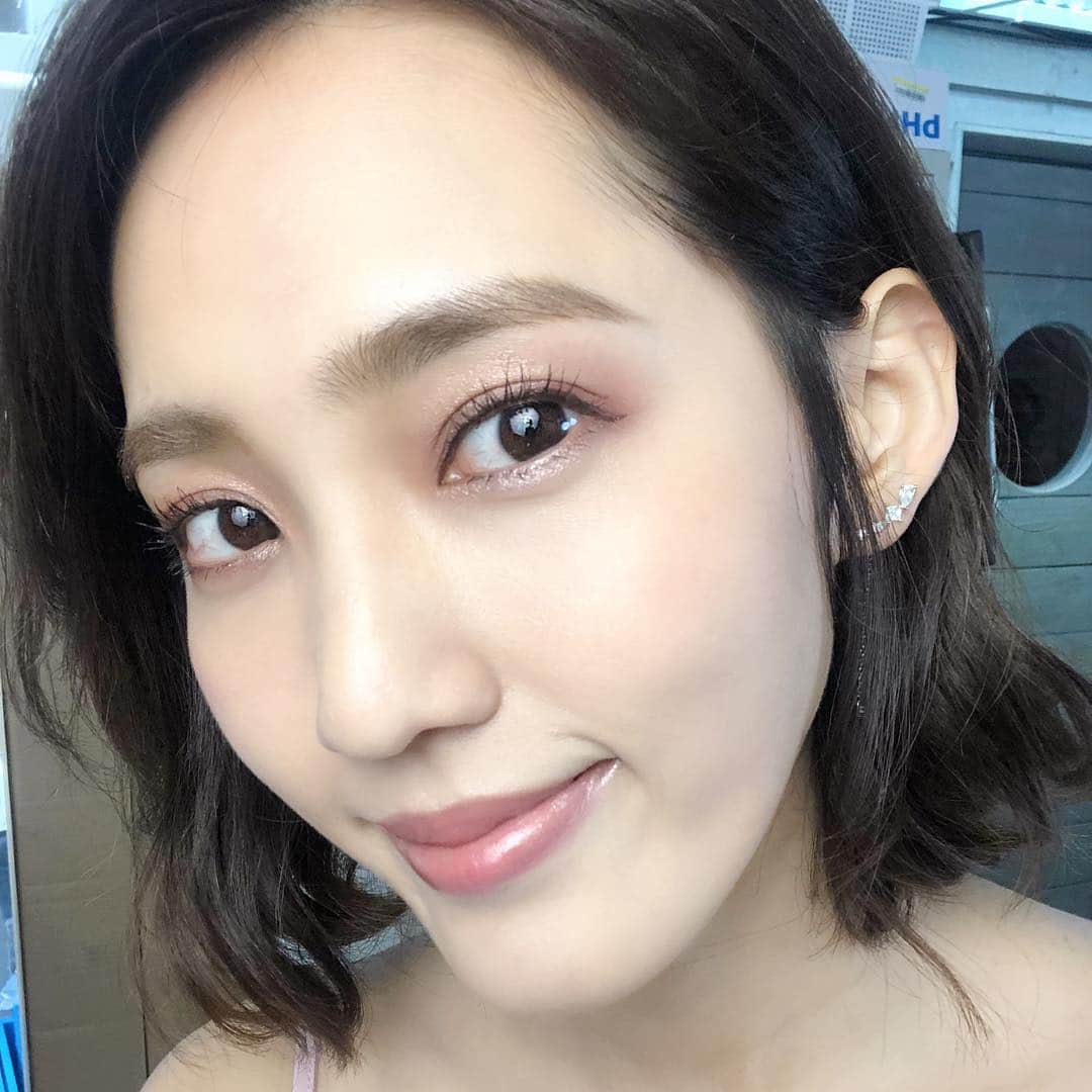 Vogue Taiwan Officialさんのインスタグラム写真 - (Vogue Taiwan OfficialInstagram)「#voguebeauty  樂嫂 王棠云 @sarah9_23  的粉紅眼影是不是超美！ THREE @threetaiwan 落櫻微風眼唇組限定組合結合了色彩、質地各異的4色眼影盒與強力綻放著細緻光燦的唇彩。別緻的櫻粉色挾帶著灰調，巧妙地調節了甜美度帶來時髦而性感的表情。📝vogue beauty team  #王棠云 #three #makeup #eyeshadow」3月15日 22時26分 - voguetaiwan