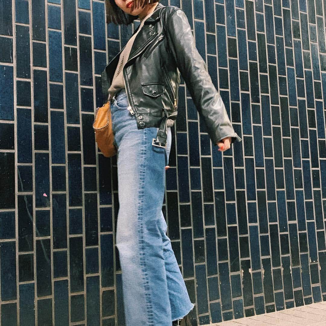 sayocoのインスタグラム：「久々にライダース引っ張り出した🏍⚡️❣️ もうすっかり春ですね〜〜。！ ・ ・ 写真食後で腹パンすぎてごめんなさい😂💥 #腹デブ ・ #ootd#jouetie#milaowen#stellamccartney#juemi#ライダースジャケット」