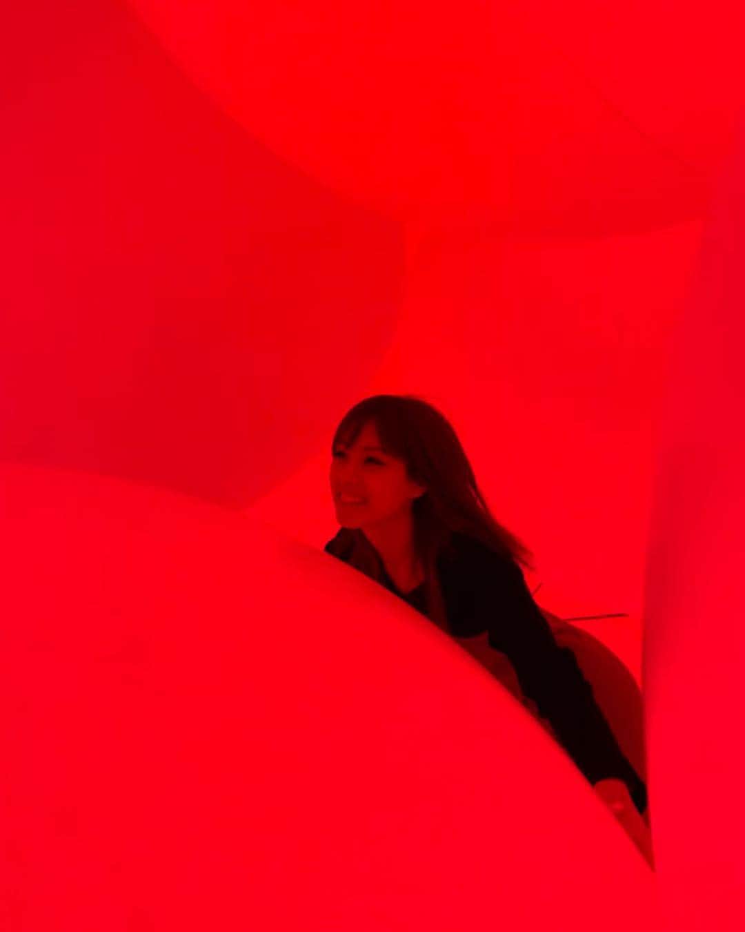 のインスタグラム：「とりあえず全力で楽しかった🤣🙌 今日も笑顔で、、、◡̈⃝😄 #teamlab #teamlabplanets #teamlabborderless #tokyo #japan #赤い瞬間ばかり 笑」