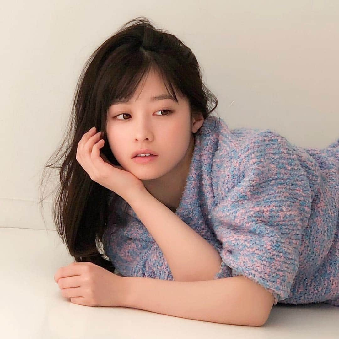 橋本環奈さんのインスタグラム写真 - (橋本環奈Instagram)「こんにちは！環奈MGです。 「レジェンドMGおめでとうございます」ってメッセージを何通か頂きまして、最初は意味が分かりませんでしたが、環奈のTwitterで盛り上がっていたのですね笑。 チーフはいるし、そうなると私の立ち位置はレジェンドなんだーってSNSで自分の肩書きを知る時代。  さて、今日は、「ar」からオフショットです！  #橋本環奈 #橋本環奈2019 #橋本環奈マネージャー #ar #オフショット #レジェンド #実際立ち位置曖昧」3月15日 13時55分 - kannahashimoto.mg