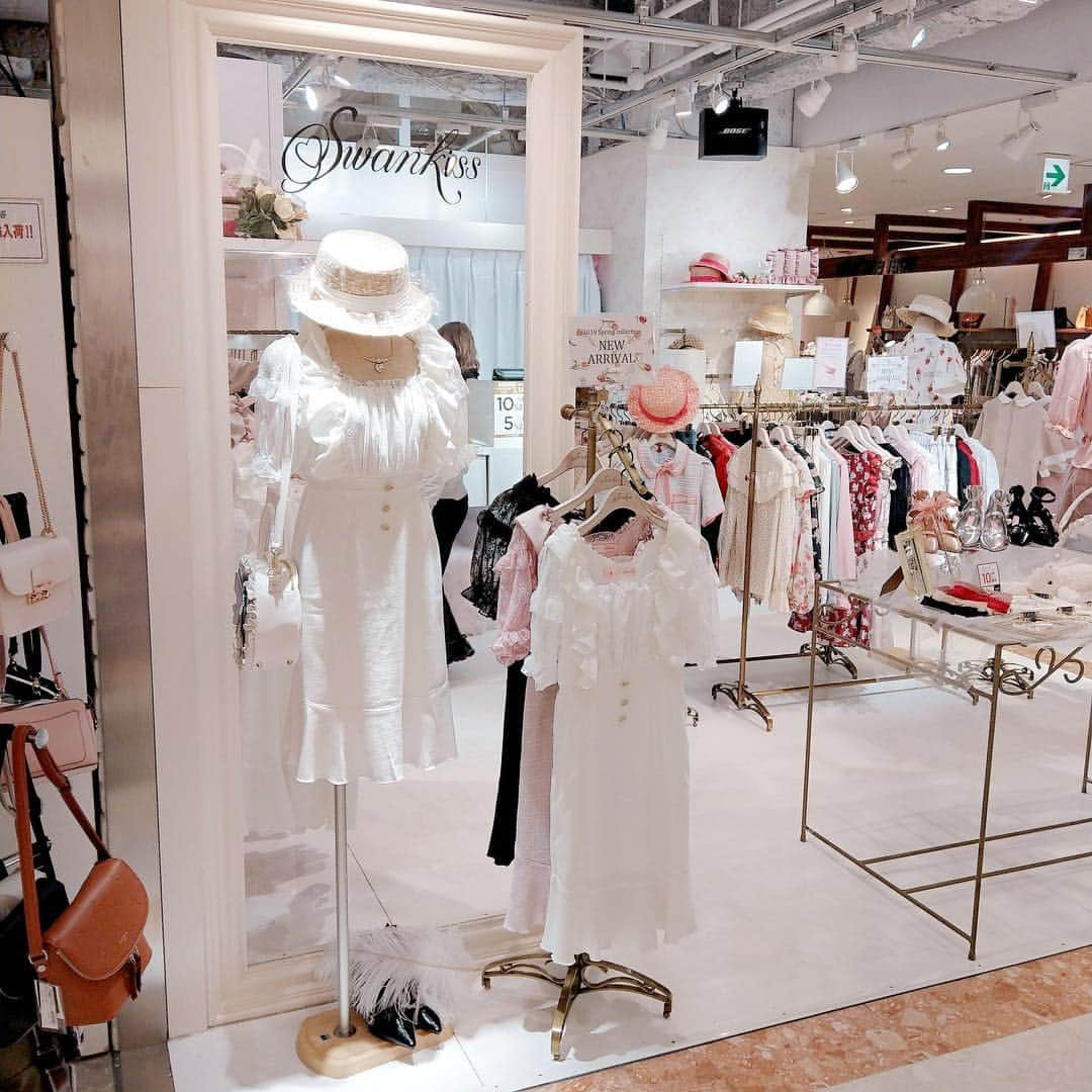 名古屋パルコさんのインスタグラム写真 - (名古屋パルコInstagram)「【西館4F スワンキス】NEW OPEN💗 . ブロンドの髪に花冠を付けた女の子が宝石箱の中で楽しそうに踊っている。  そんなロマンチックでスイートでファンジーな世界。  世界中の女の子たちが幸せな瞬間に着たくなる洋服。  いつまでもかわいい乙女心を持ち、白鳥のように輝けるスペース、 それが【Swankiss】。 . オープンを記念して、14,040円（税込）以上お買い上げでオリジナルパスケース（名古屋パルコ限定カラー含む）プレゼント（※数量限定） 💗🦢✨ . 3/16(土)・3/17(日)の2日間はSwankissプロデューサー林田沙綾、Swankissビジュアルプレスひかぷぅが来店します💗 ご購入のお客様対象の写メ&サインを実施いたします。(※3/17(日)は17:00までとなります。) (開催内容、時間は予告なく変更する場合がございます。) . 詳しくはスワンキス名古屋パルコ店へお問い合わせください。 . . ◆30th PARTY SALE 開催！◆ 30th PARTY SALE(3.15 fri - 3.21 thu)開催中！ 〈PARCOカード〉でおトクな7日間。 人気ショップが店頭にてSALEに加え、〈PARCOカード〉ご利用・新規ご入会で5%OFF、クラスS会員様は10%OFF！ ※ご請求時。 . 詳細はプロフィール画面のURL 名古屋パルコホームページをチェック . . #Swankiss #スワンキス #kawaii #名古屋パルコ #名古屋PARCO #名古屋 #nagoya #parco #nagoyaparco #栄  #sakae #矢場町 #partysale #sale #セール」3月15日 13時52分 - parco_nagoya_official