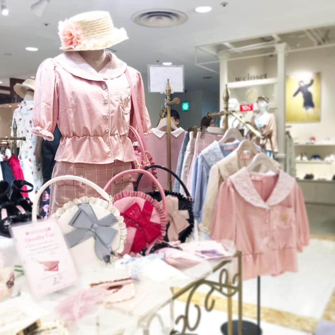 名古屋パルコさんのインスタグラム写真 - (名古屋パルコInstagram)「【西館4F スワンキス】NEW OPEN💗 . ブロンドの髪に花冠を付けた女の子が宝石箱の中で楽しそうに踊っている。  そんなロマンチックでスイートでファンジーな世界。  世界中の女の子たちが幸せな瞬間に着たくなる洋服。  いつまでもかわいい乙女心を持ち、白鳥のように輝けるスペース、 それが【Swankiss】。 . オープンを記念して、14,040円（税込）以上お買い上げでオリジナルパスケース（名古屋パルコ限定カラー含む）プレゼント（※数量限定） 💗🦢✨ . 3/16(土)・3/17(日)の2日間はSwankissプロデューサー林田沙綾、Swankissビジュアルプレスひかぷぅが来店します💗 ご購入のお客様対象の写メ&サインを実施いたします。(※3/17(日)は17:00までとなります。) (開催内容、時間は予告なく変更する場合がございます。) . 詳しくはスワンキス名古屋パルコ店へお問い合わせください。 . . ◆30th PARTY SALE 開催！◆ 30th PARTY SALE(3.15 fri - 3.21 thu)開催中！ 〈PARCOカード〉でおトクな7日間。 人気ショップが店頭にてSALEに加え、〈PARCOカード〉ご利用・新規ご入会で5%OFF、クラスS会員様は10%OFF！ ※ご請求時。 . 詳細はプロフィール画面のURL 名古屋パルコホームページをチェック . . #Swankiss #スワンキス #kawaii #名古屋パルコ #名古屋PARCO #名古屋 #nagoya #parco #nagoyaparco #栄  #sakae #矢場町 #partysale #sale #セール」3月15日 13時52分 - parco_nagoya_official