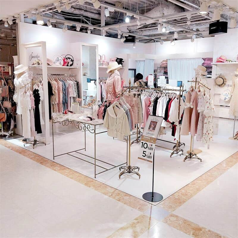 名古屋パルコさんのインスタグラム写真 - (名古屋パルコInstagram)「【西館4F スワンキス】NEW OPEN💗 . ブロンドの髪に花冠を付けた女の子が宝石箱の中で楽しそうに踊っている。  そんなロマンチックでスイートでファンジーな世界。  世界中の女の子たちが幸せな瞬間に着たくなる洋服。  いつまでもかわいい乙女心を持ち、白鳥のように輝けるスペース、 それが【Swankiss】。 . オープンを記念して、14,040円（税込）以上お買い上げでオリジナルパスケース（名古屋パルコ限定カラー含む）プレゼント（※数量限定） 💗🦢✨ . 3/16(土)・3/17(日)の2日間はSwankissプロデューサー林田沙綾、Swankissビジュアルプレスひかぷぅが来店します💗 ご購入のお客様対象の写メ&サインを実施いたします。(※3/17(日)は17:00までとなります。) (開催内容、時間は予告なく変更する場合がございます。) . 詳しくはスワンキス名古屋パルコ店へお問い合わせください。 . . ◆30th PARTY SALE 開催！◆ 30th PARTY SALE(3.15 fri - 3.21 thu)開催中！ 〈PARCOカード〉でおトクな7日間。 人気ショップが店頭にてSALEに加え、〈PARCOカード〉ご利用・新規ご入会で5%OFF、クラスS会員様は10%OFF！ ※ご請求時。 . 詳細はプロフィール画面のURL 名古屋パルコホームページをチェック . . #Swankiss #スワンキス #kawaii #名古屋パルコ #名古屋PARCO #名古屋 #nagoya #parco #nagoyaparco #栄  #sakae #矢場町 #partysale #sale #セール」3月15日 13時52分 - parco_nagoya_official